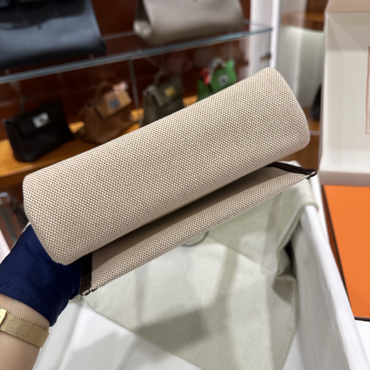 乌木拼浅米色 银扣｜Herbag 迷你款来了，更小更轻了

herbag作为入门包款，一直都是日常通勤非常好用的一款，新出的mini的尺寸，更是可爱，休闲松弛又时髦。包包虽小，但是容量还是非常不错的，装下手机之后还有很多空间，实用又百搭。金棕也是经典又高级，超显气质！！