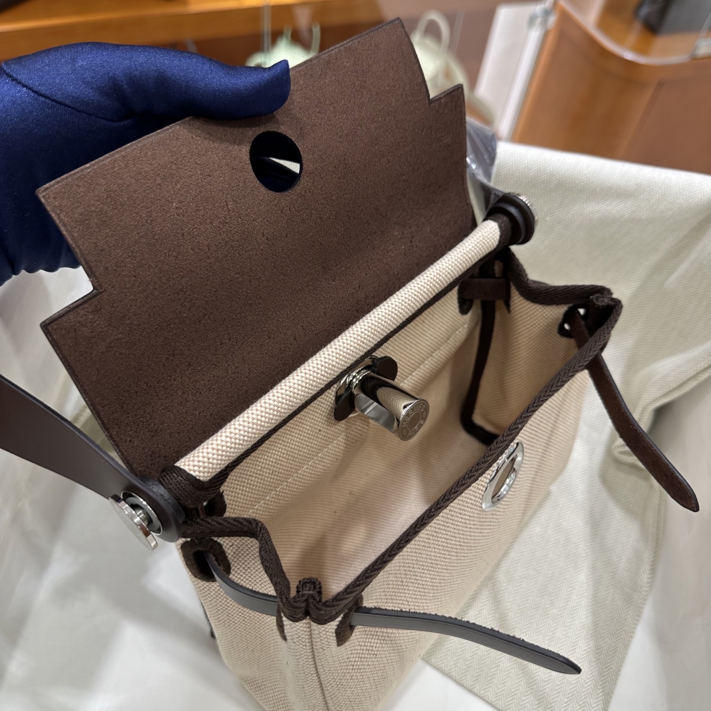 乌木拼浅米色 银扣｜Herbag 迷你款来了，更小更轻了

herbag作为入门包款，一直都是日常通勤非常好用的一款，新出的mini的尺寸，更是可爱，休闲松弛又时髦。包包虽小，但是容量还是非常不错的，装下手机之后还有很多空间，实用又百搭。金棕也是经典又高级，超显气质！！