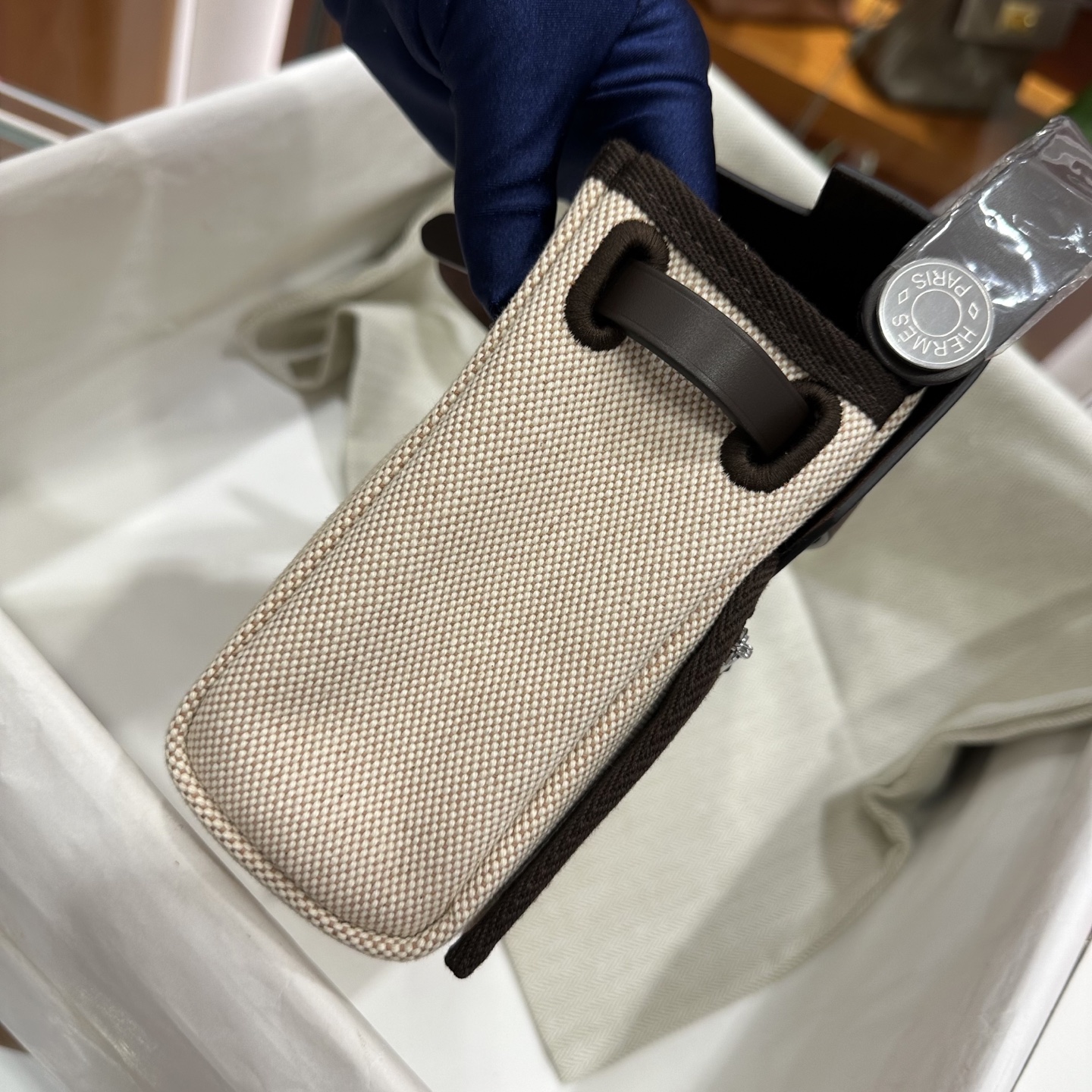 乌木拼浅米色 银扣｜Herbag 迷你款来了，更小更轻了

herbag作为入门包款，一直都是日常通勤非常好用的一款，新出的mini的尺寸，更是可爱，休闲松弛又时髦。包包虽小，但是容量还是非常不错的，装下手机之后还有很多空间，实用又百搭。金棕也是经典又高级，超显气质！！