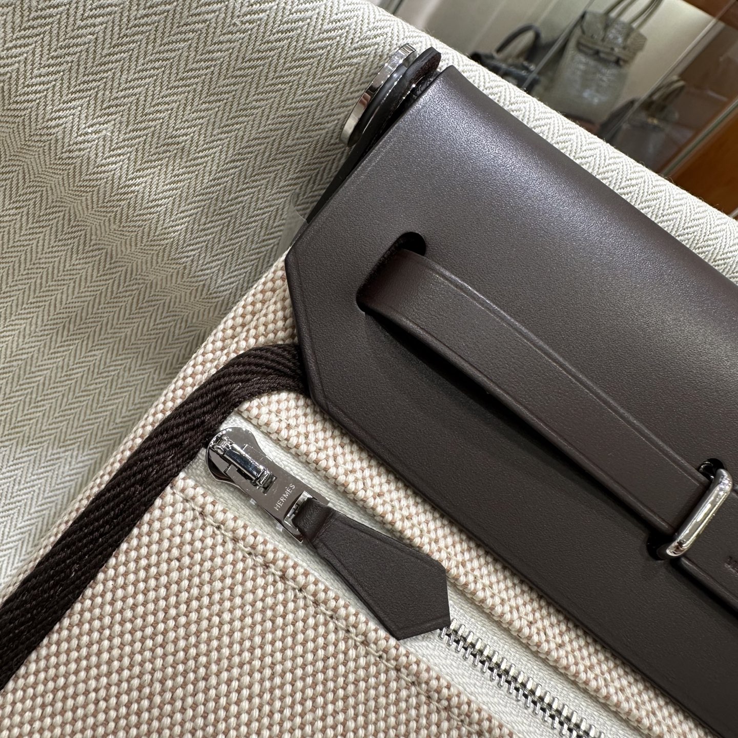 乌木拼浅米色 银扣｜Herbag 迷你款来了，更小更轻了

herbag作为入门包款，一直都是日常通勤非常好用的一款，新出的mini的尺寸，更是可爱，休闲松弛又时髦。包包虽小，但是容量还是非常不错的，装下手机之后还有很多空间，实用又百搭。金棕也是经典又高级，超显气质！！