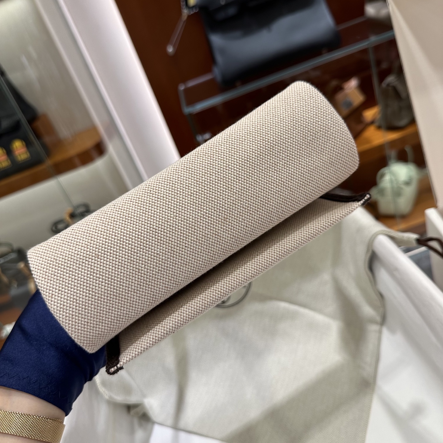 乌木拼浅米色 金扣｜Herbag 迷你款来了，更小更轻了

herbag作为入门包款，一直都是日常通勤非常好用的一款，新出的mini的尺寸，更是可爱，休闲松弛又时髦。包包虽小，但是容量还是非常不错的，装下手机之后还有很多空间，实用又百搭。金棕也是经典又高级，超显气质！！