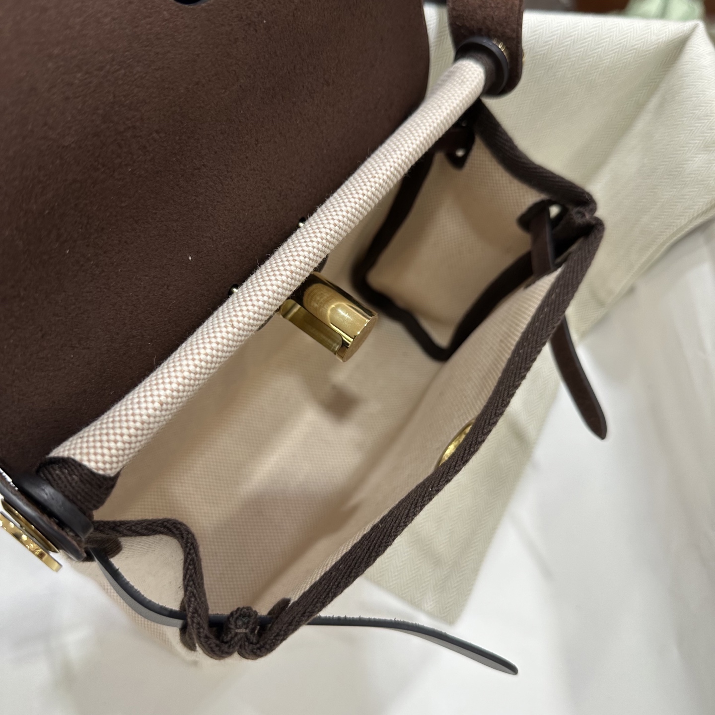 乌木拼浅米色 金扣｜Herbag 迷你款来了，更小更轻了

herbag作为入门包款，一直都是日常通勤非常好用的一款，新出的mini的尺寸，更是可爱，休闲松弛又时髦。包包虽小，但是容量还是非常不错的，装下手机之后还有很多空间，实用又百搭。金棕也是经典又高级，超显气质！！