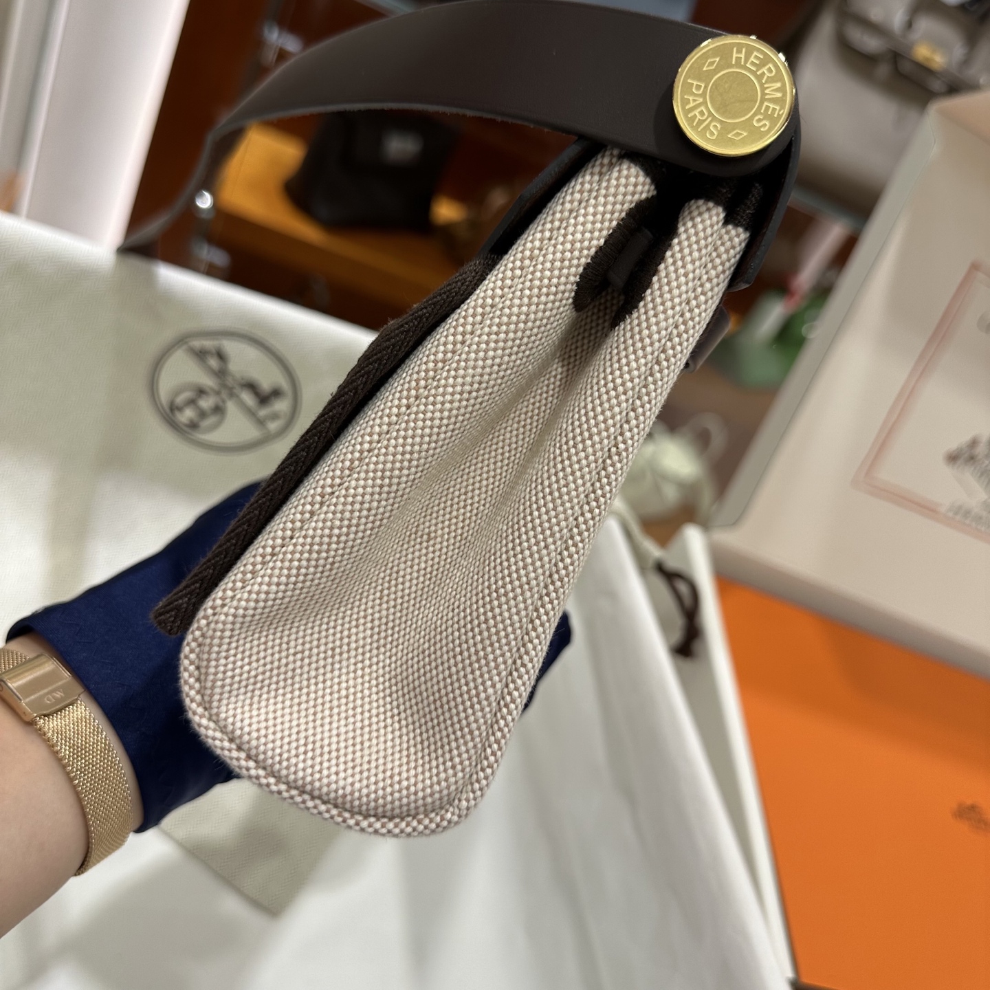 乌木拼浅米色 金扣｜Herbag 迷你款来了，更小更轻了

herbag作为入门包款，一直都是日常通勤非常好用的一款，新出的mini的尺寸，更是可爱，休闲松弛又时髦。包包虽小，但是容量还是非常不错的，装下手机之后还有很多空间，实用又百搭。金棕也是经典又高级，超显气质！！