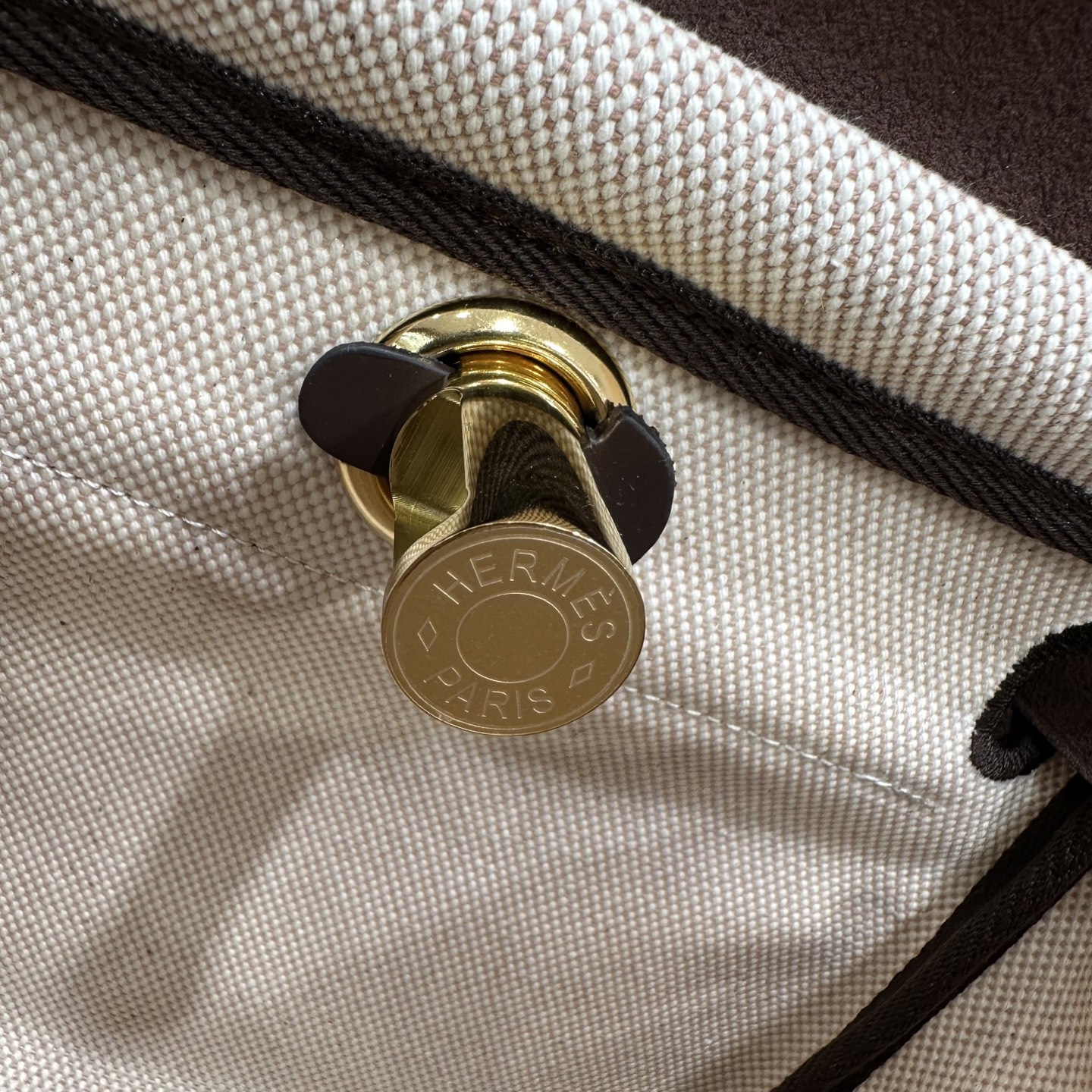 乌木拼浅米色 金扣｜Herbag 迷你款来了，更小更轻了

herbag作为入门包款，一直都是日常通勤非常好用的一款，新出的mini的尺寸，更是可爱，休闲松弛又时髦。包包虽小，但是容量还是非常不错的，装下手机之后还有很多空间，实用又百搭。金棕也是经典又高级，超显气质！！