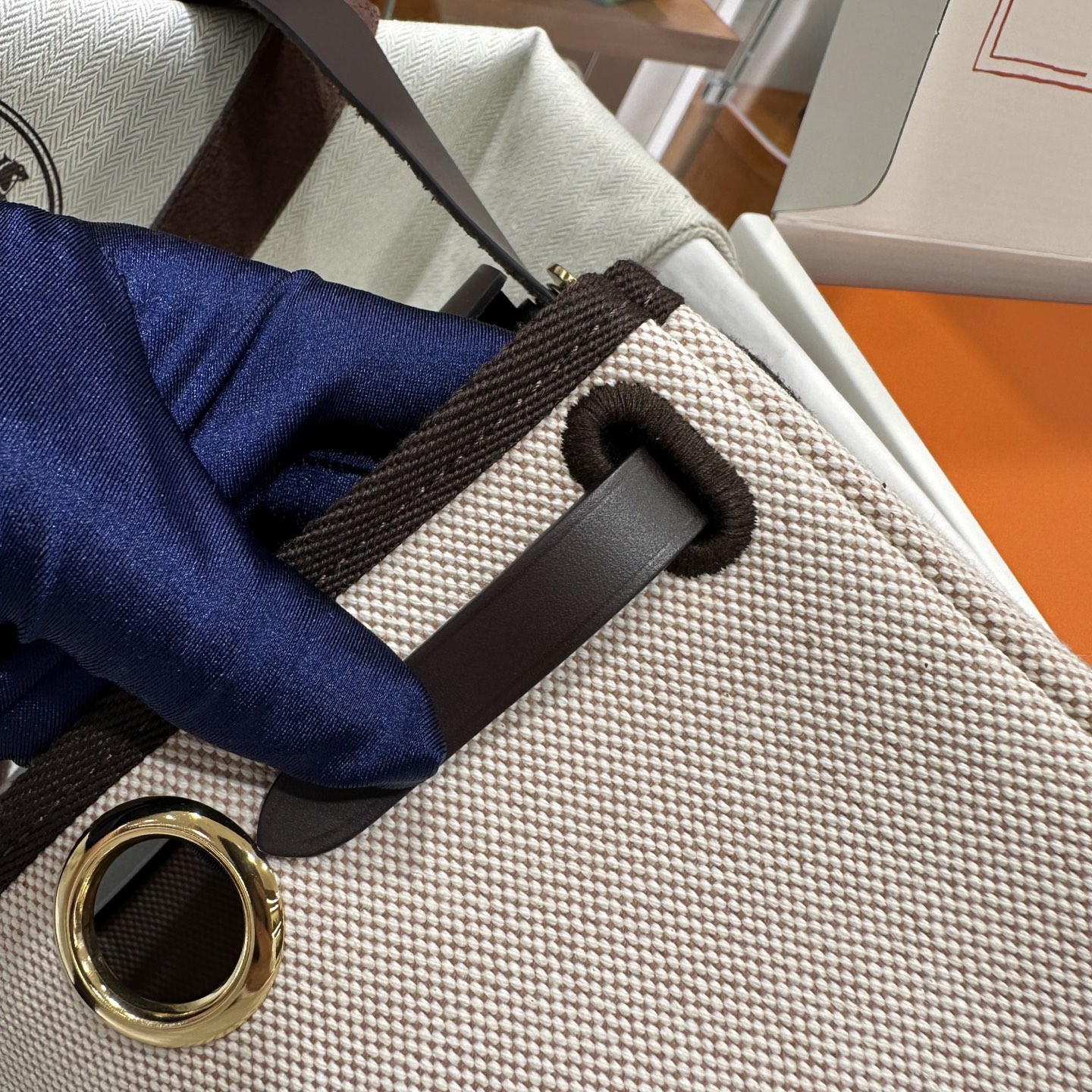 乌木拼浅米色 金扣｜Herbag 迷你款来了，更小更轻了

herbag作为入门包款，一直都是日常通勤非常好用的一款，新出的mini的尺寸，更是可爱，休闲松弛又时髦。包包虽小，但是容量还是非常不错的，装下手机之后还有很多空间，实用又百搭。金棕也是经典又高级，超显气质！！