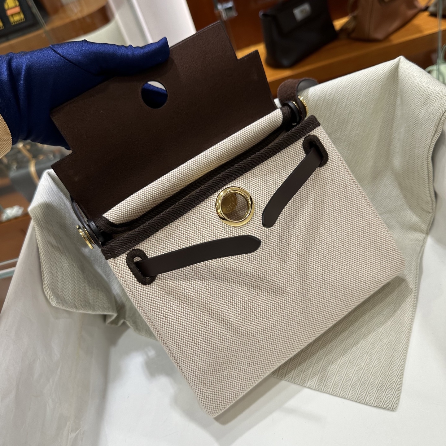 乌木拼浅米色 金扣｜Herbag 迷你款来了，更小更轻了

herbag作为入门包款，一直都是日常通勤非常好用的一款，新出的mini的尺寸，更是可爱，休闲松弛又时髦。包包虽小，但是容量还是非常不错的，装下手机之后还有很多空间，实用又百搭。金棕也是经典又高级，超显气质！！