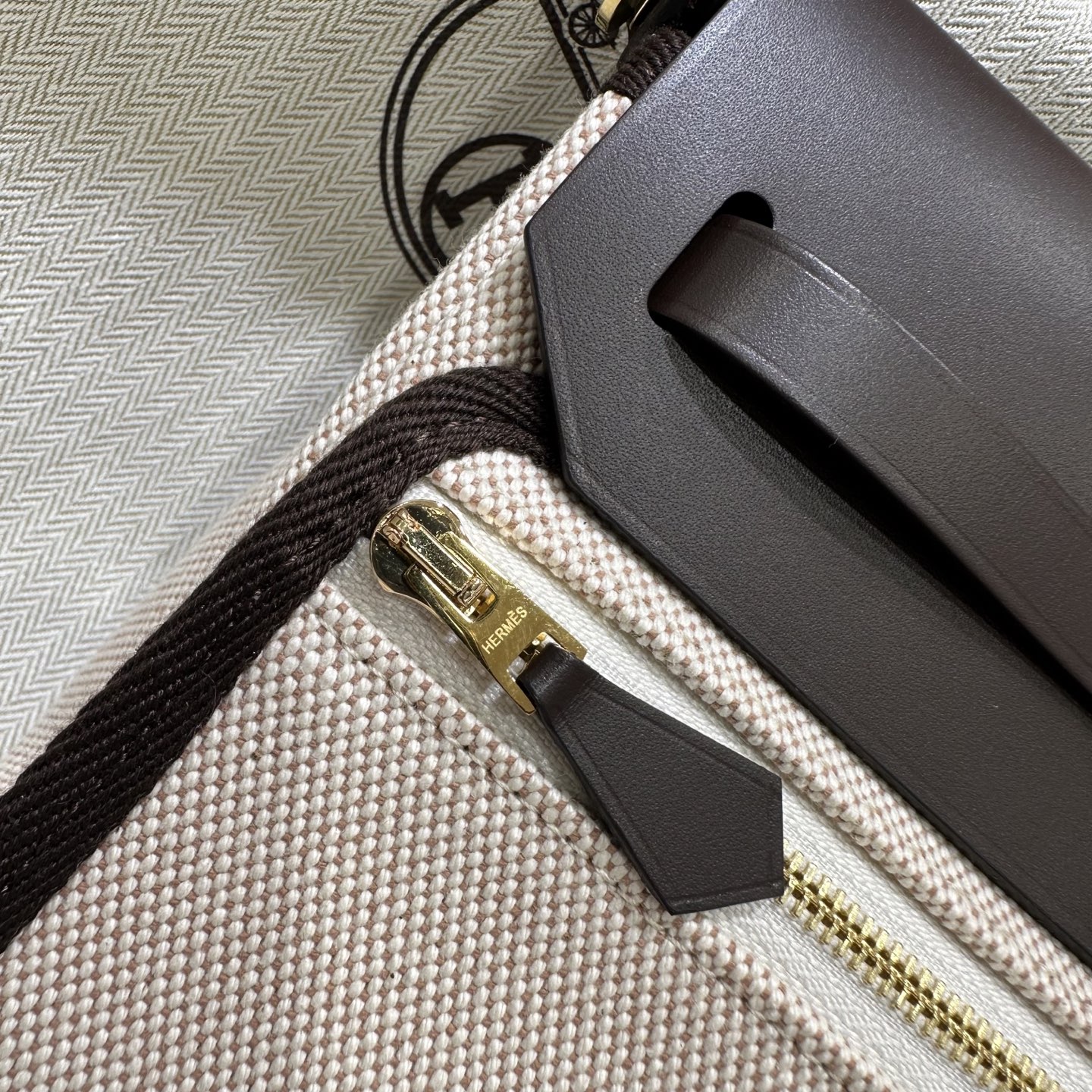 乌木拼浅米色 金扣｜Herbag 迷你款来了，更小更轻了

herbag作为入门包款，一直都是日常通勤非常好用的一款，新出的mini的尺寸，更是可爱，休闲松弛又时髦。包包虽小，但是容量还是非常不错的，装下手机之后还有很多空间，实用又百搭。金棕也是经典又高级，超显气质！！