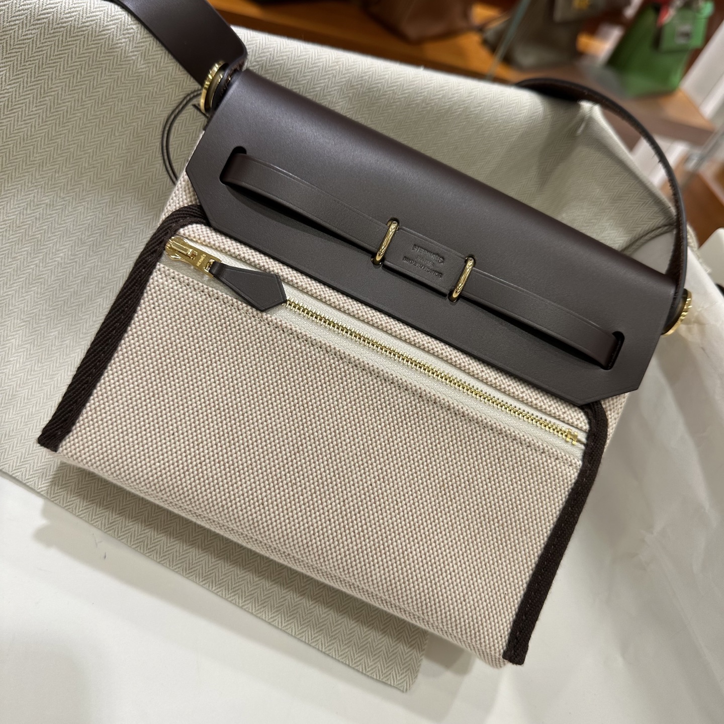 乌木拼浅米色 金扣｜Herbag 迷你款来了，更小更轻了

herbag作为入门包款，一直都是日常通勤非常好用的一款，新出的mini的尺寸，更是可爱，休闲松弛又时髦。包包虽小，但是容量还是非常不错的，装下手机之后还有很多空间，实用又百搭。金棕也是经典又高级，超显气质！！