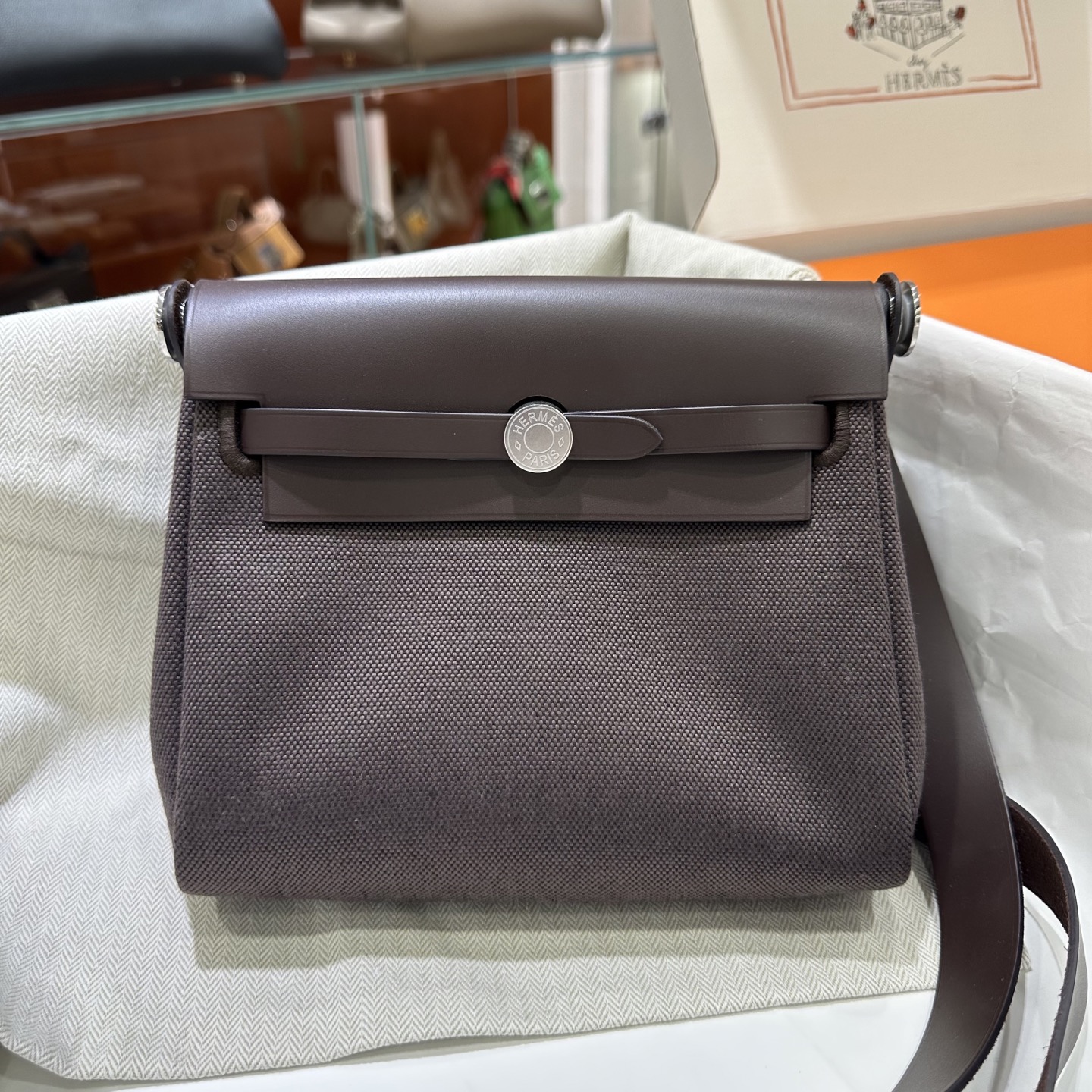 NO:700359,Ebony color with silver buckle | Herbag mini version is here, smaller and lighter. As an entry-level bag, the herbag has always been very useful for daily commuting. The new mini size is even more cute, casual, relaxed and fashionable. Although the bag is small, the capacity is still very good. There is still a lot of space after loading the mobile phone. It is practical and versatile. The golden brown color is also classic and advanced, showing super temperament!  !  ,Hermes,hermes,Hermes,19860909乌木色 银扣｜Herbag 迷你款来了,更小更轻了 herbag作为入门包款,一直都是日常通勤非常好用的一款,新出的mini的尺寸,更是可爱,休闲松弛又时髦.包包虽小,但是容量还是非常不错的,装下手机之后还有很多空间,实用又百搭.金棕也是经典又高级,超显气质！！,爱马仕,hermes,Hermes,,Bag