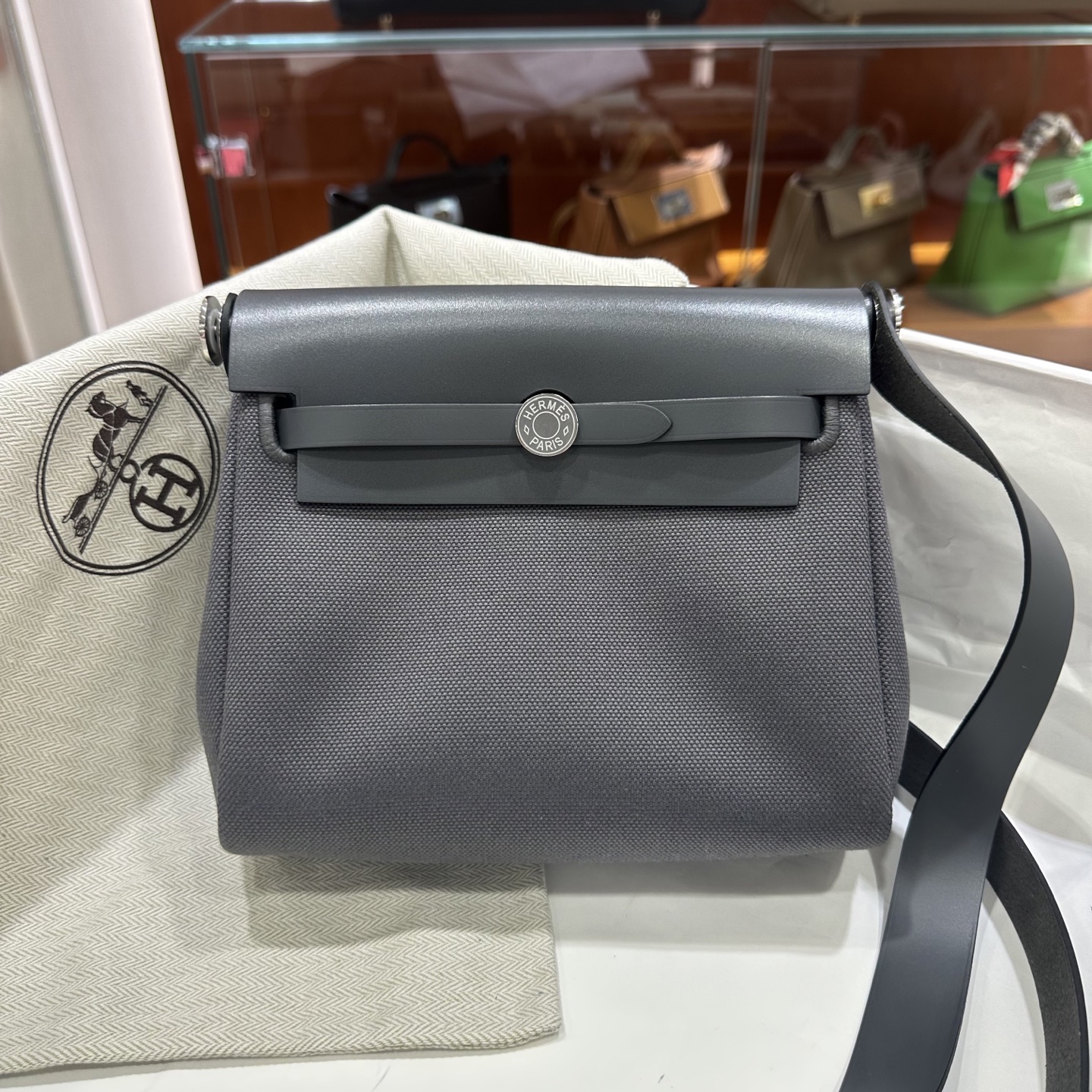 NO:700362,Slate gray silver buckle | Herbag mini model is here, smaller and lighter. As an entry-level bag, the herbag has always been very useful for daily commuting. The new mini size is even more cute, casual, relaxed and fashionable. Although the bag is small, the capacity is still very good. There is still a lot of space after loading the mobile phone. It is practical and versatile. The golden brown is also classic and high-end, super elegant!  !  ,Hermes,hermes,Hermes,19860909石板灰 银扣｜Herbag 迷你款来了,更小更轻了 herbag作为入门包款,一直都是日常通勤非常好用的一款,新出的mini的尺寸,更是可爱,休闲松弛又时髦.包包虽小,但是容量还是非常不错的,装下手机之后还有很多空间,实用又百搭.金棕也是经典又高级,超显气质！！,爱马仕,hermes,Hermes,,Bag