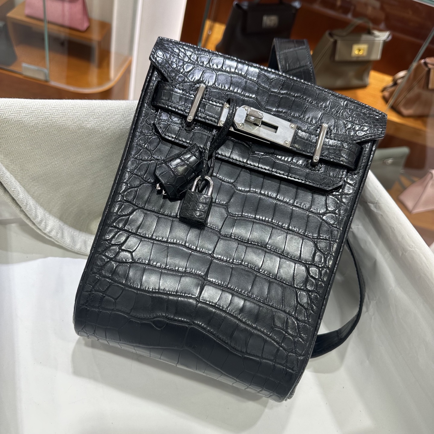 NO:713910,Hac a Dos chest bag Alligator/American crocodile black silver niche style, overall simple and elegant, low-key luxury, Hermes, hermes, Hermes,19860909Hac a Dos 胸包 Alligator/美洲鳄 黑银 小众款,整体简单又大气,低调奢华感,爱马仕,hermes,Hermes,,Bag