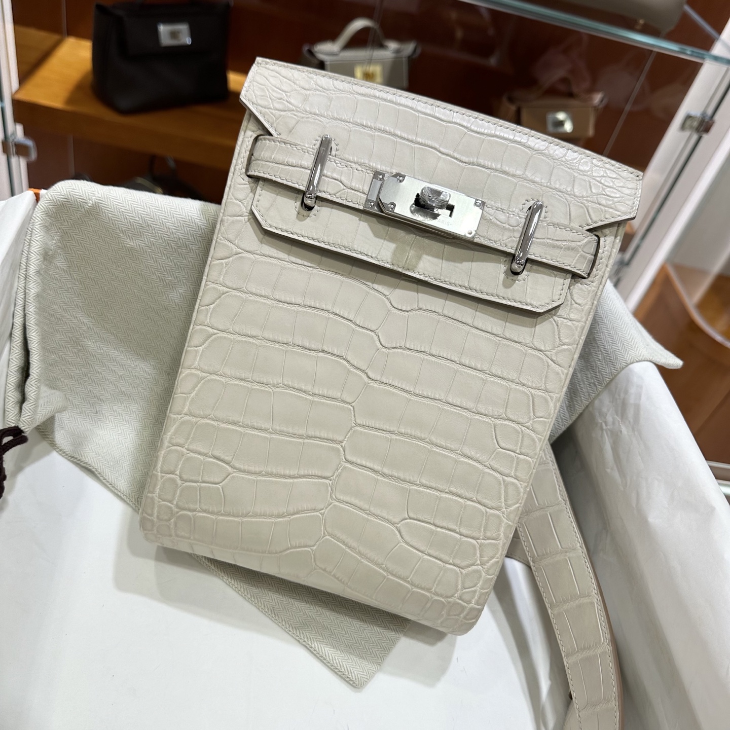 NO:713913,Hac a Dos chest bag Alligator/American crocodile 8L/glacier white/Beton silver buckle niche style, overall simple and elegant, low-key luxury, Hermes, hermes, Hermes,19860909Hac a Dos 胸包 Alligator/美洲鳄 8L/冰川白/Beton 银扣 小众款,整体简单又大气,低调奢华感,爱马仕,hermes,Hermes,,Bag
