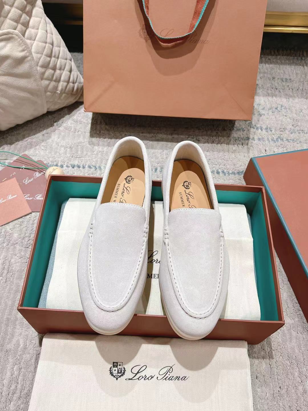 NO:257216,Men's LP 54 autumn and winter new product is available for sale Loro Piana (the same knitted loafers on the official website | Made of Wish cow sued fabric | Sewn upper is made of unique knitted fabric making process | Comprehensive one-to-one recovery counter process flow | Full cowhide process flow for the mid-sole | Add original mold opening main color combination mold absorption process outsole | Not a normal heavy rubber sole on the market Women's model 35-41 (customized for women's model 41) Men's model 38-46 (customized for 38.45.46), loro shoes, loro piga, loro piga, loafers, cowhide19860909男 LP 54秋冬新品发售Loro Piana(官网同款针织乐福鞋｜采用 Wish 牛绒面料制作｜缝制鞋面采用独特针织面料制作工艺｜全方位一比一复原专柜工艺流程｜中底部全牛皮工艺流程｜加装原版开模主色组合吸模工艺大底｜绝非市面普通笨重胶底 女款35～41（女款41定制） 男款38～46（38.45.46定制）,乐福鞋,loro piana,loro piana,loafers,cowhide,Women's Shoes