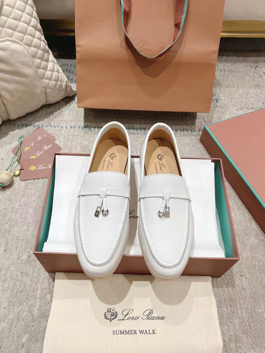 NO:237733,Men / LP / New products are available for sale Loro Piana (the same knitted loafers on the official website | Made of Wish cowhide fabric | Sewn upper is made of unique knitted fabric making process | Comprehensive one-to-one restoration of the counter process | The inner lining is made of imported Italian water dyed beef, the midsole is all full cowhide process | Add original mold opening main color combination mold absorption process outsole | Not a normal heavy rubber sole on the market Women's model 35-42 (customized by 41/42) Men's model 38-46 (customized by 38.45.46), loro shoes, loro piga, loro piga, loafers, cowhide19860909男/ LP / 新品发售Loro Piana(官网同款针织乐福鞋｜采用 Wish 牛皮面料制作｜缝制鞋面采用独特针织面料制作工艺｜全方位一比一复原专柜工艺流程｜内里采用意大利进口水染牛里 中底都是全牛皮工艺流程｜加装原版开模主色组合吸模工艺大底｜绝非市面普通笨重胶底 女款35-42（41/42定制） 男款38～46（男款38.45.46定制）,乐福鞋,loro piana,loro piana,loafers,cowhide,Women's Shoes