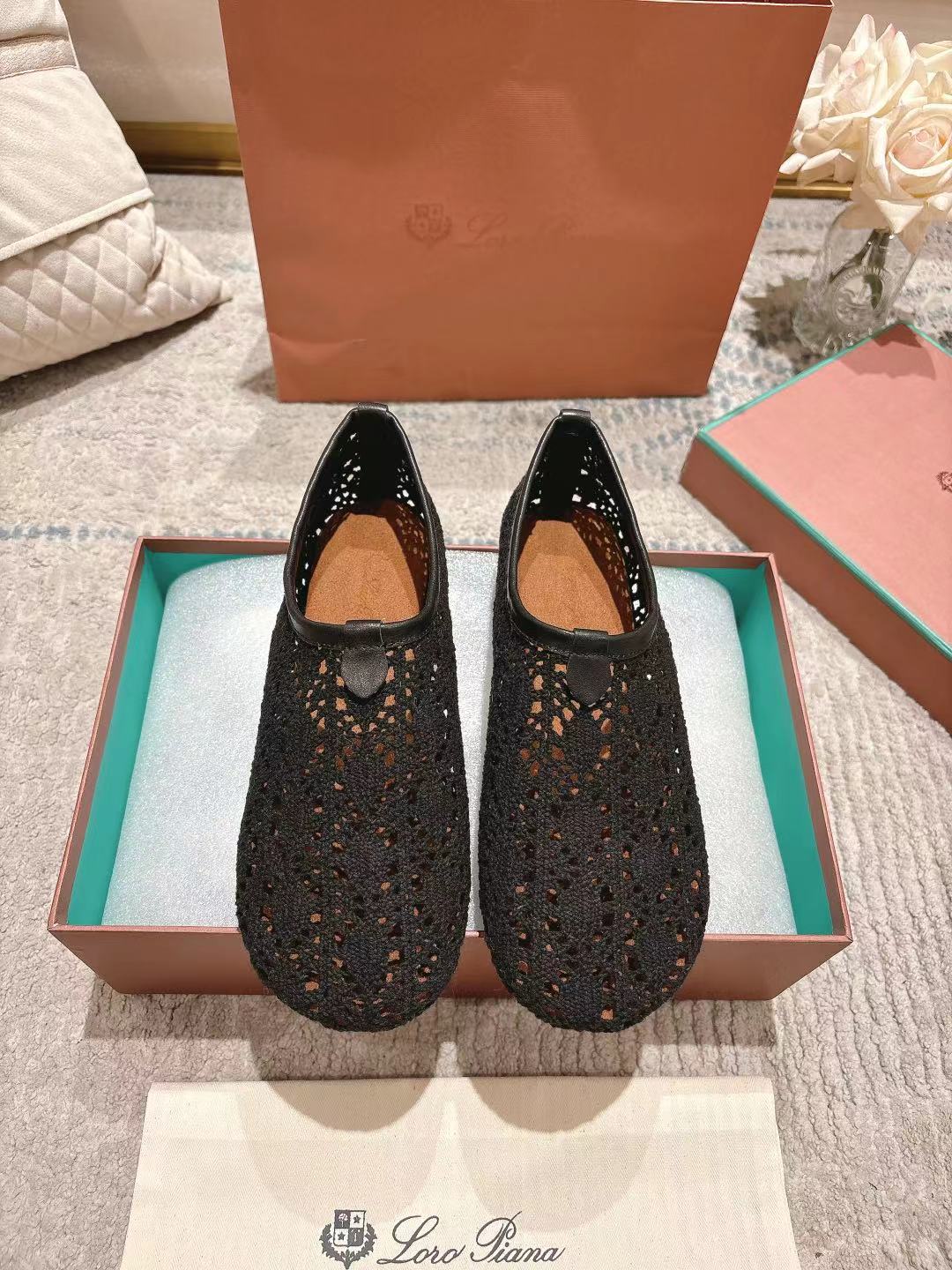 NO:257252,LP 55 spring and summer hits are coming!  Knitted red and yellow color-blocking mesh. New products are sold with fur shoes. The upper is made of woven mesh pattern making process｜One to one-to-one recovery counter package technology, comfortable, generous, lightweight, versatile flat ballet shoes, hollow crochet shoes are of grade and personality when worn!  It is an indispensable pair of beautiful shoes for M M｜High difficulty production process Original Italian leather outsole Size 35-41 (40 41. Customized Any custom code is not returned or exchanged), ballet shoes, loro piano, Leather soles19860909LP 55春夏爆款来袭！针织红黄拼色网面 新品发售毛鞋 鞋面采用 编制网纹制作工艺｜一比一复原专柜套包工艺,舒适,大方,轻便,百搭的一款平底芭蕾舞鞋,镂空钩针鞋穿上有档次而有个性！是M M少不可缺的一双美鞋｜高难度制作流程原版意大利真皮大底 码数35—41（40 41.定制 凡是定制码不退换）,芭蕾舞鞋,loro piana,Leather soles,Women's Shoes