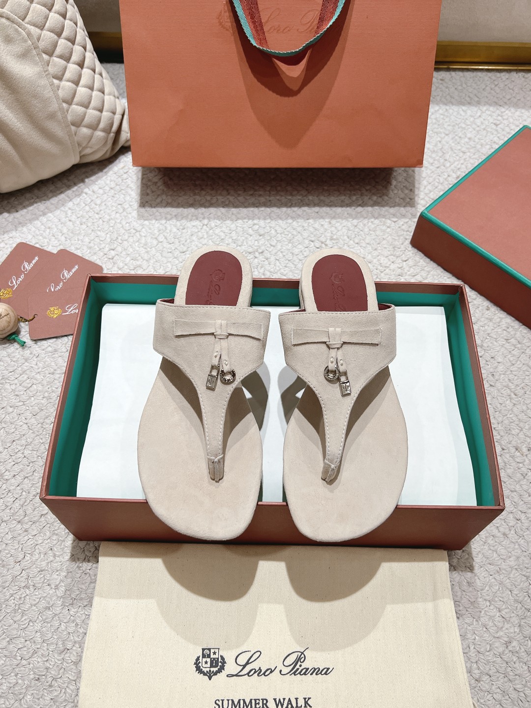 NO:234152,High version 2025 official website LP new product is available for sale Loro Piana (the same style and slippers on the official website! Made of Wish Yangjing fabric | Upper is made of high-quality cashmere | Flying cashmere, footing silk sheepskin, all-round one-to-one recovery counter process flow | High process flow | Italian imported genuine leather sole Original craft sole | Heel height 1.5cm (full real cashmere) is definitely not an ordinary heavy rubber sole on the market Size34-41 (40.41. Customized), slippers, loro pigana, loro pigana, slippers, sheepskin, sheep19860909高版本 2025官网 LP新品发售Loro Piana(官网同款同款拖鞋！ 采用 Wish 羊京面料制作｜鞋面采用优质特级羊绒｜垫脚羊绒,垫脚丝绸羊皮,全方位一比一复原专柜工艺流程｜高工艺工艺流程｜意大利进口真皮底 原版工艺大底｜跟高1.5cm(全真羊绒） 绝非市面普通笨重胶底 Size34-41（40.41.定制）,拖鞋,loro piana,loro piana,slippers,sheepskin,sheep,Women's Shoes