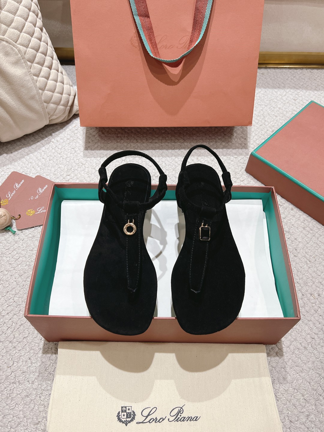 NO:419767,The new LP product is available for sale in the Loro Piana (the same style and the same style are made of Wish Yangjing fabric on the official website! Comfortable and high-end feel full! The upper is made of high-quality cashmere, inner sheepskin footbed cashmere, footbed silk sheepskin, outsole imported genuine leather sole original craftsmanship sole, heel height 1.5cm Size 34-41 (40, 41. Customized), split-toe shoes, loro pigana, loro pigana, sheepskin, sheep19860909高版本LP新品发售Loro Piana(官网同款同款拖采用 Wish 羊京面料制作！舒适高级感拉满！ 鞋面采用优质特级羊绒 内里羊皮垫脚羊绒,垫脚丝绸羊皮 大底进口真皮底 原版工艺大底 跟高1.5cm Size34-41码（40,41.定制）,分趾鞋,loro piana,loro piana,sheepskin,sheep,Women's Shoes