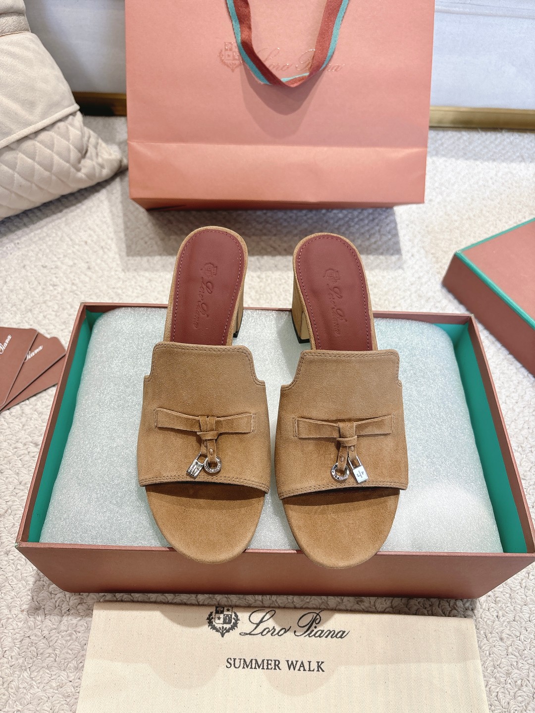 NO:234146,LP 55 latest square heel sandals available for sale, same style of knitted sandals | Made of Wish Yangjing fabric | Upper is made of unique knitted fabric making process | Double-layer sheepskin, footbed silk sheepskin, all-round one-to-one recovery counter process flow | High process flow | Imported genuine leather sole from Italy Original craft sole | Not a normal heavy rubber sole on the market Size33-42 size (33.34.41.42 customization), sandals, loro piano, sandals, slippers, sheepskin, sheep19860909LP 55最新上市方跟凉鞋 新品发售,同款针织凉拖鞋｜采用 Wish 羊京面料制作｜鞋面采用独特针织面料制作工艺｜双层羊皮,垫脚丝绸羊皮,全方位一比一复原专柜工艺流程｜高工艺工艺流程｜意大利进口真皮底 原版工艺大底｜绝非市面普通笨重胶底 Size33-42码（33.34.41.42定制）,凉鞋,loro piana,sandals,slippers,sheepskin,sheep,Women's Shoes