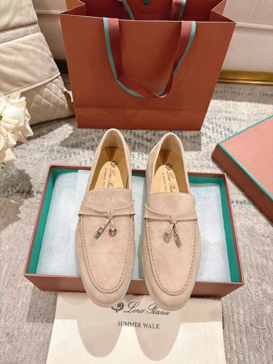 NO:249233,LP 55/Latest color matching (couple model) New product is released Loro Piana (same style knitted loafers on the official website｜Made of Wish sheepskin fabric｜Upgrade unique knitted fabric making process｜One-to-one recovery counter process｜All-round cowhide pulling process of the mid-sole｜Add original mold opening main color combination mold absorption process outsole is by no means ordinary bulky rubber sole on the market. Women's model 35-42 (41.42 customized) Men's model 38-46 (38.45.46 customized), loro piano, loro piano, loafers, cowhide, sheepskin19860909LP 55/最新配色（情侣款） 新品发售Loro Piana(官网同款针织乐福鞋｜采用 Wish 羊皮面料制作｜鞋面采用独特针织面料制作工艺｜全方位一比一复原专柜工艺流程｜中底部全牛皮拉绑工艺流程｜加装原版开模主色组合吸模工艺大底绝非市面普通笨重胶底 女款35-42（41.42定制） 男款38-46（38.45.46定制）,乐福鞋,loro piana,loro piana,loafers,cowhide,sheepskin,Women's Shoes