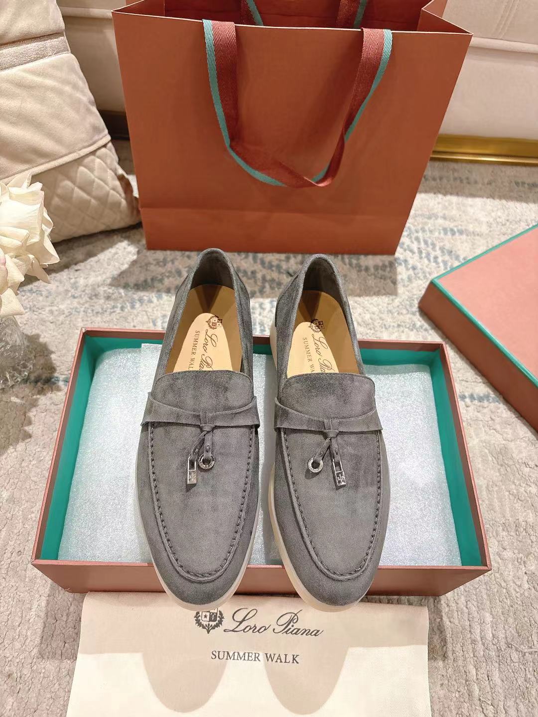 NO:461328,High-end (mainly multi-color) Women's men's LP new product is available for sale Loro Piana (same knitted loafers on the official website | Made of Wish sheepskin fabric | Upper is made of unique knitted fabric making process | All-round one-to-one restoration counter process | Full cowhide pulling process flow at the midsole | Add original mold opening main color combination mold absorption process | Not a normal heavy rubber sole on the market Size women's 35-42 men's 38-46 (women's 41.42 customized men's 38.45.46 customized), casual shoes/sports shoes, loro piano, loro piano, loafers, sneakers, cowhide, sheepskin19860909高版本(主打多色) 女款男款LP新品发售Loro Piana(官网同款针织乐福鞋｜采用 Wish 羊皮面料制作｜鞋面采用独特针织面料制作工艺｜全方位一比一复原专柜工艺流程｜中底部全牛皮拉绑工艺流程｜加装原版开模主色组合吸模工艺大底｜绝非市面普通笨重胶底 Size女款35-42 男款38～46（女款41.42定制 男款38.45.46定制）,休闲鞋/运动鞋,loro piana,loro piana,loafers,sneakers,cowhide,sheepskin,Women's Shoes