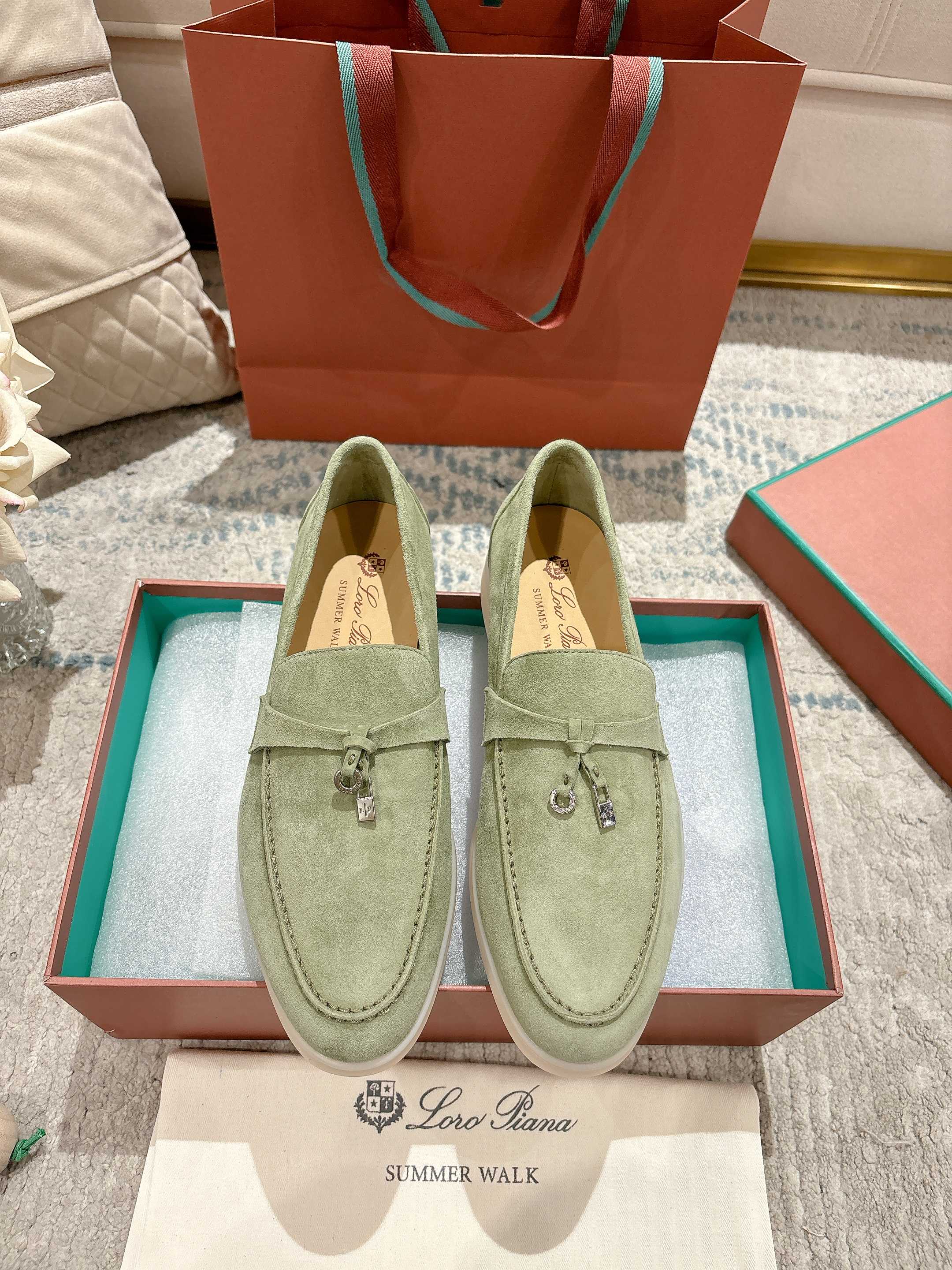 NO:461298,High-end (mainly multi-color) Women's men's LP new product is available for sale Loro Piana (same knitted loafers on the official website | Made of Wish sheepskin fabric | Upper is made of unique knitted fabric making process | All-round one-to-one restoration counter process | Full cowhide pulling process flow at the midsole | Add original mold opening main color combination mold absorption process | Not a normal heavy rubber sole on the market Size women's 35-42 men's 38-46 (women's 41.42 customized men's 38.45.46 customized), casual shoes/sports shoes, loro piano, loro piano, loafers, sneakers, cowhide, sheepskin19860909高版本(主打多色) 女款男款LP新品发售Loro Piana(官网同款针织乐福鞋｜采用 Wish 羊皮面料制作｜鞋面采用独特针织面料制作工艺｜全方位一比一复原专柜工艺流程｜中底部全牛皮拉绑工艺流程｜加装原版开模主色组合吸模工艺大底｜绝非市面普通笨重胶底 Size女款35-42 男款38～46（女款41.42定制 男款38.45.46定制）,休闲鞋/运动鞋,loro piana,loro piana,loafers,sneakers,cowhide,sheepskin,Women's Shoes