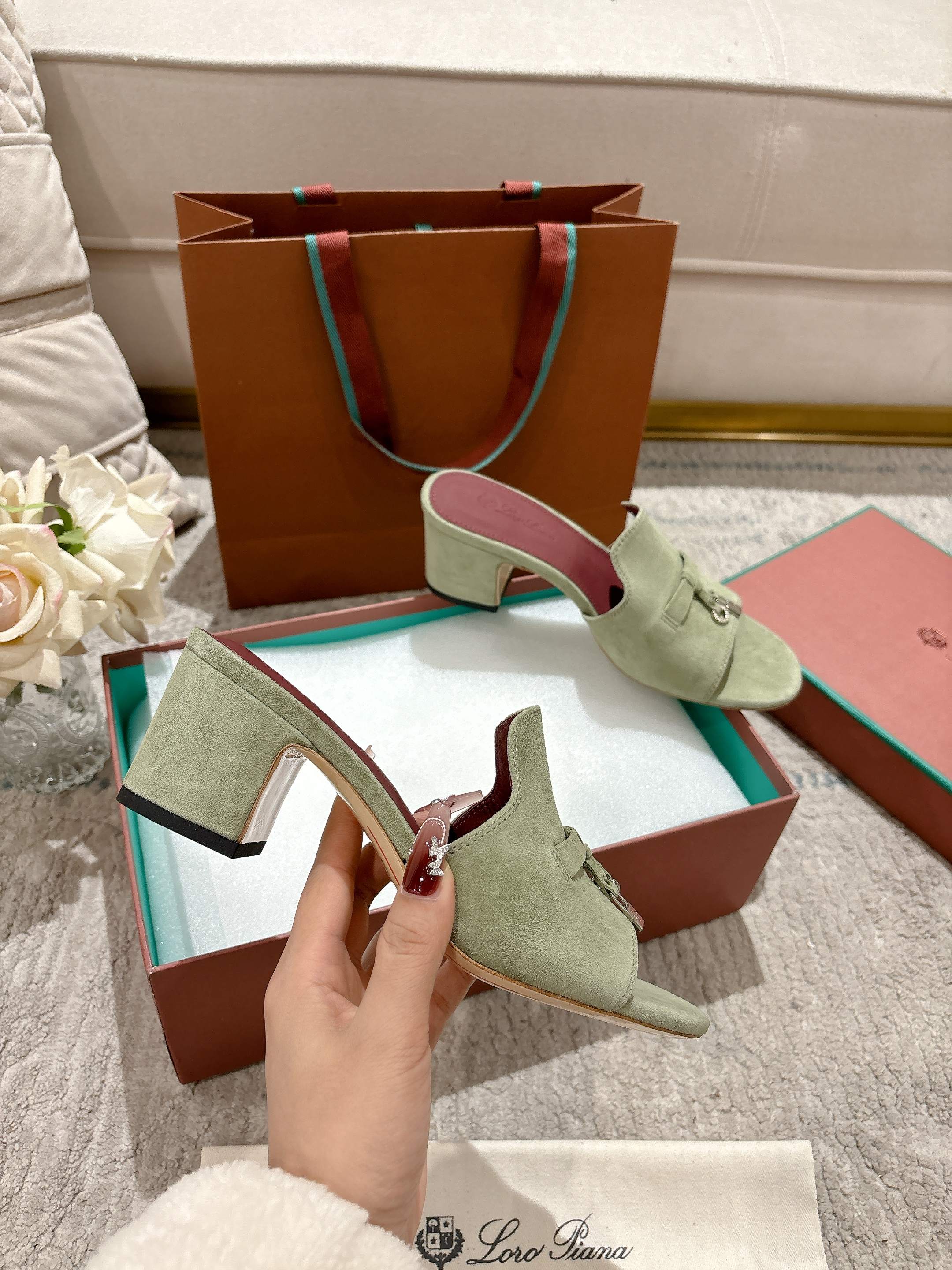 NO:240857,High-end (mainly multi-color) New product is available, same style of knitted sandals | Made of Wish Yangjing fabric | Upper is made of unique knitted fabric making process | Double-layer sheepskin, footbed silk sheepskin, all-round one-to-one recovery counter process flow | High-tech leather sole imported from Italy Original craft sole | Not a normal heavy rubber sole on the market Size33-42 size (33.34.41.42 customization) Super hot, slippers, slippers, sheepskin, sheep19860909高版本(主打多色)  新品发售,同款针织凉拖鞋｜采用 Wish 羊京面料制作｜鞋面采用独特针织面料制作工艺｜双层羊皮,垫脚丝绸羊皮,全方位一比一复原专柜工艺流程｜高工艺工艺流程｜意大利进口真皮底 原版工艺大底｜绝非市面普通笨重胶底 Size33-42码（33.34.41.42定制）超级超级火爆,拖鞋,slippers,sheepskin,sheep,Women's Shoes