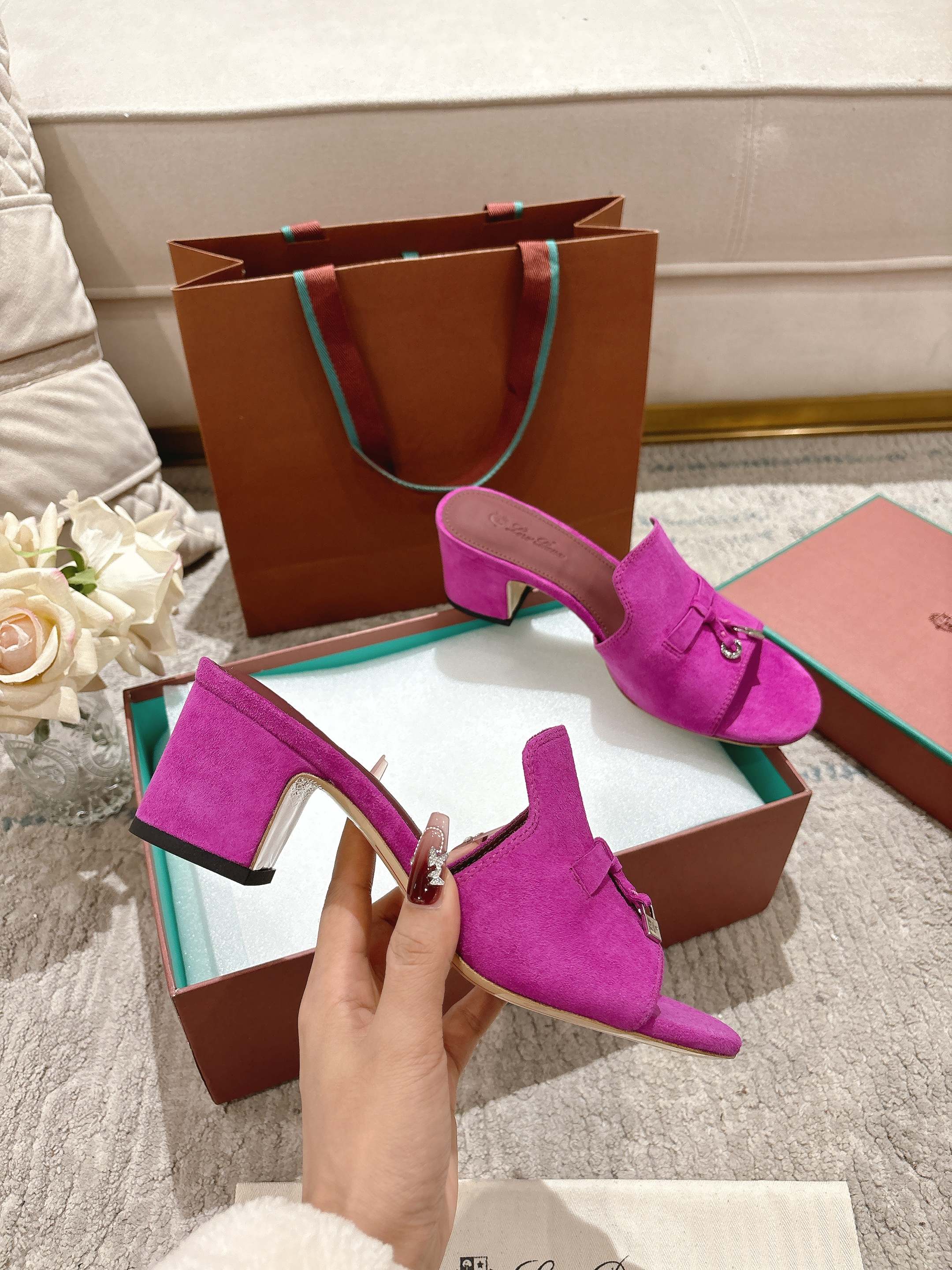 NO:240854,High-end (mainly multi-color) New product is available, same style of knitted sandals | Made of Wish Yangjing fabric | Upper is made of unique knitted fabric making process | Double-layer sheepskin, footbed silk sheepskin, all-round one-to-one recovery counter process flow | High-tech leather sole imported from Italy Original craft sole | Not a normal heavy rubber sole on the market Size33-42 size (33.34.41.42 customization) Super hot, slippers, slippers, sheepskin, sheep19860909高版本(主打多色)   新品发售,同款针织凉拖鞋｜采用 Wish 羊京面料制作｜鞋面采用独特针织面料制作工艺｜双层羊皮,垫脚丝绸羊皮,全方位一比一复原专柜工艺流程｜高工艺工艺流程｜意大利进口真皮底 原版工艺大底｜绝非市面普通笨重胶底 Size33-42码（33.34.41.42定制）超级超级火爆,拖鞋,slippers,sheepskin,sheep,Women's Shoes