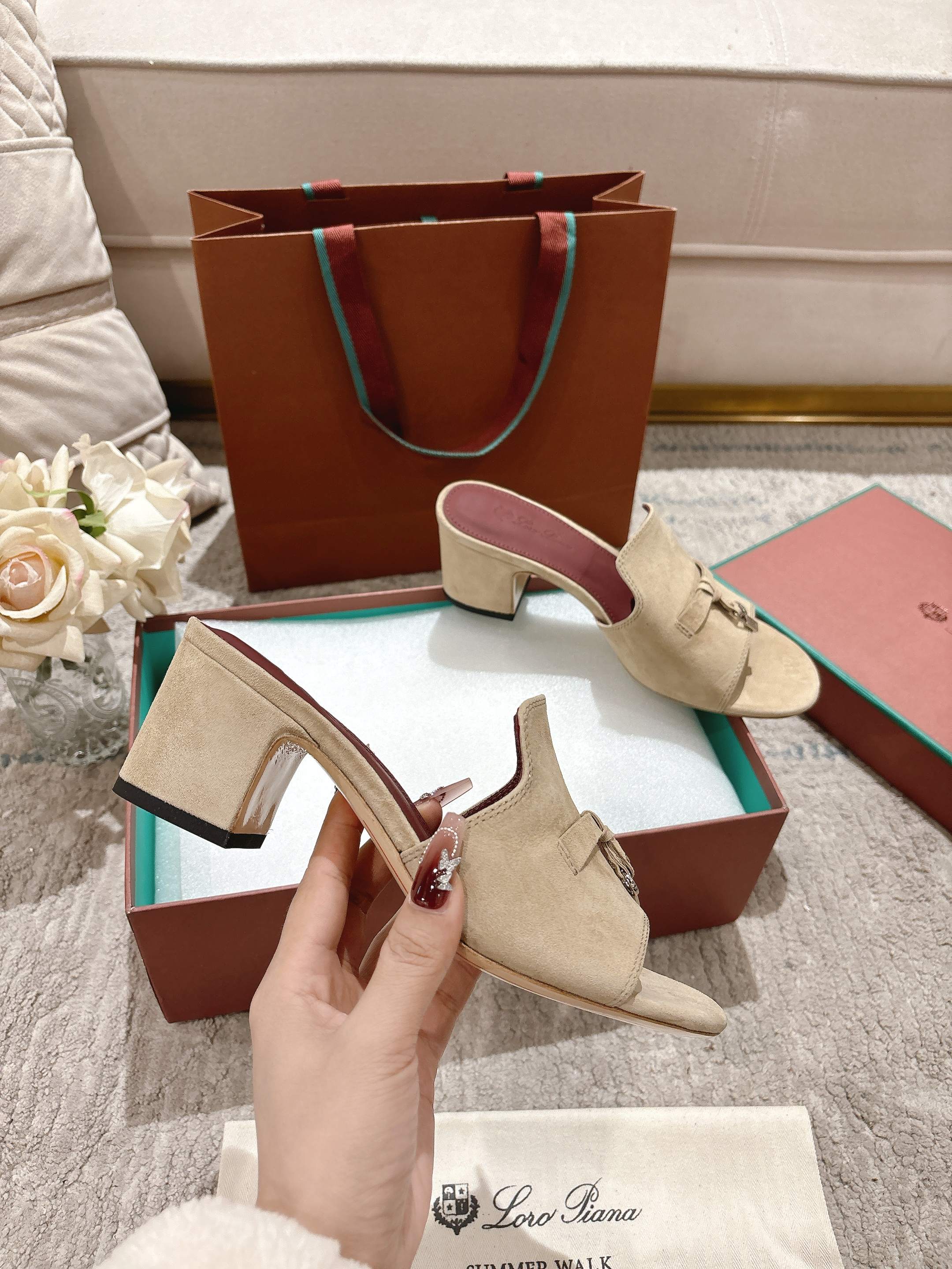 NO:240853,High-end (mainly multi-color) New product is available, same style of knitted sandals | Made of Wish Yangjing fabric | Upper is made of unique knitted fabric making process | Double-layer sheepskin, footbed silk sheepskin, all-round one-to-one recovery counter process flow | High-tech leather sole imported from Italy Original craft sole | Not a normal heavy rubber sole on the market Size33-42 size (33.34.41.42 customization) Super hot, slippers, slippers, sheepskin, sheep19860909高版本(主打多色)  新品发售,同款针织凉拖鞋｜采用 Wish 羊京面料制作｜鞋面采用独特针织面料制作工艺｜双层羊皮,垫脚丝绸羊皮,全方位一比一复原专柜工艺流程｜高工艺工艺流程｜意大利进口真皮底 原版工艺大底｜绝非市面普通笨重胶底 Size33-42码（33.34.41.42定制）超级超级火爆,拖鞋,slippers,sheepskin,sheep,Women's Shoes