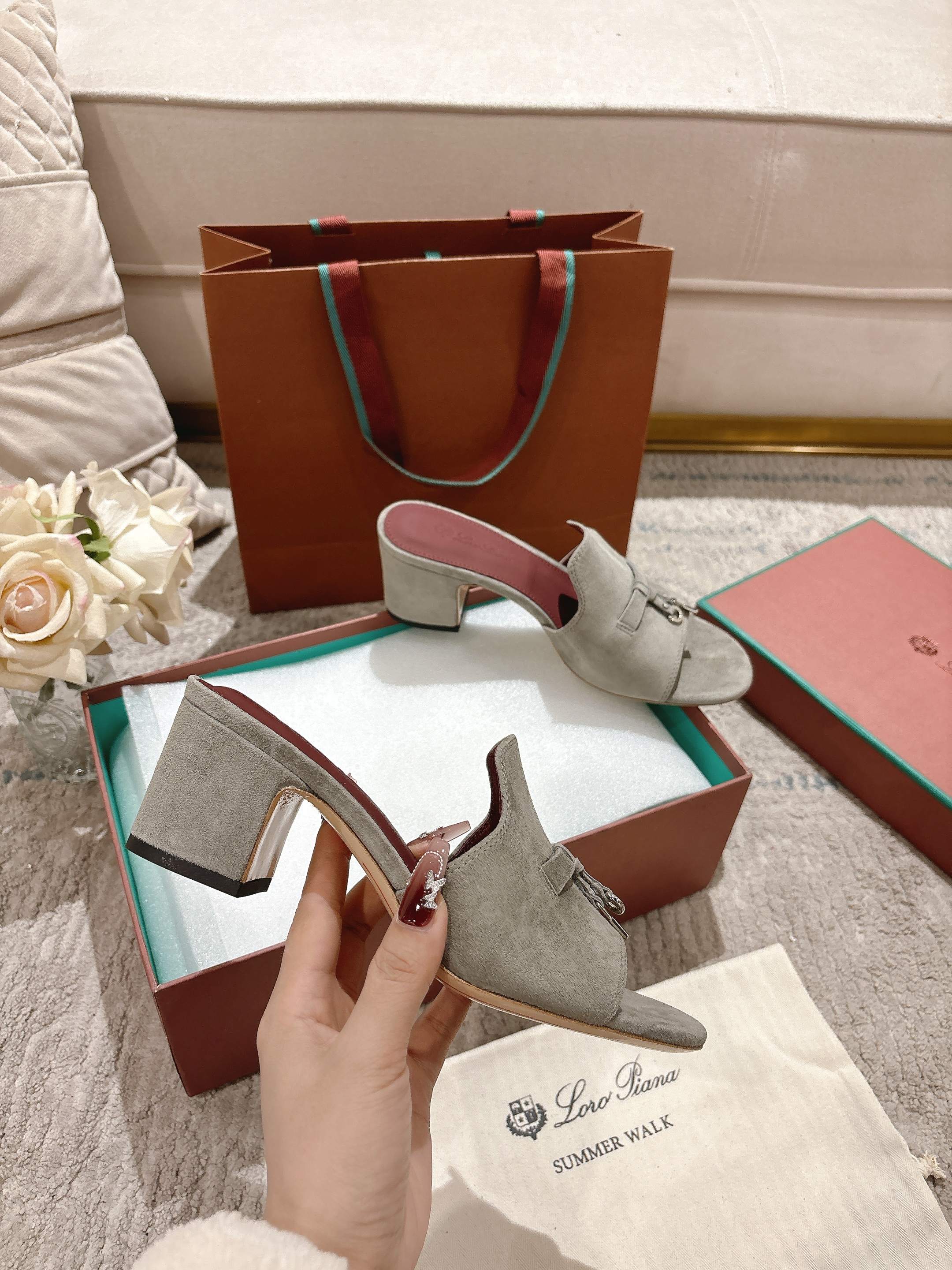 NO:240874,High-end (mainly multi-color) New product is available, same style of knitted sandals | Made of Wish Yangjing fabric | Upper is made of unique knitted fabric making process | Double-layer sheepskin, footbed silk sheepskin, all-round one-to-one recovery counter process flow | High-tech leather sole imported from Italy Original craft sole | Not a normal heavy rubber sole on the market Size33-42 size (33.34.41.42 customization) Super hot, slippers, slippers, sheepskin, sheep19860909高版本(主打多色)  新品发售,同款针织凉拖鞋｜采用 Wish 羊京面料制作｜鞋面采用独特针织面料制作工艺｜双层羊皮,垫脚丝绸羊皮,全方位一比一复原专柜工艺流程｜高工艺工艺流程｜意大利进口真皮底 原版工艺大底｜绝非市面普通笨重胶底 Size33-42码（33.34.41.42定制）超级超级火爆,拖鞋,slippers,sheepskin,sheep,Women's Shoes