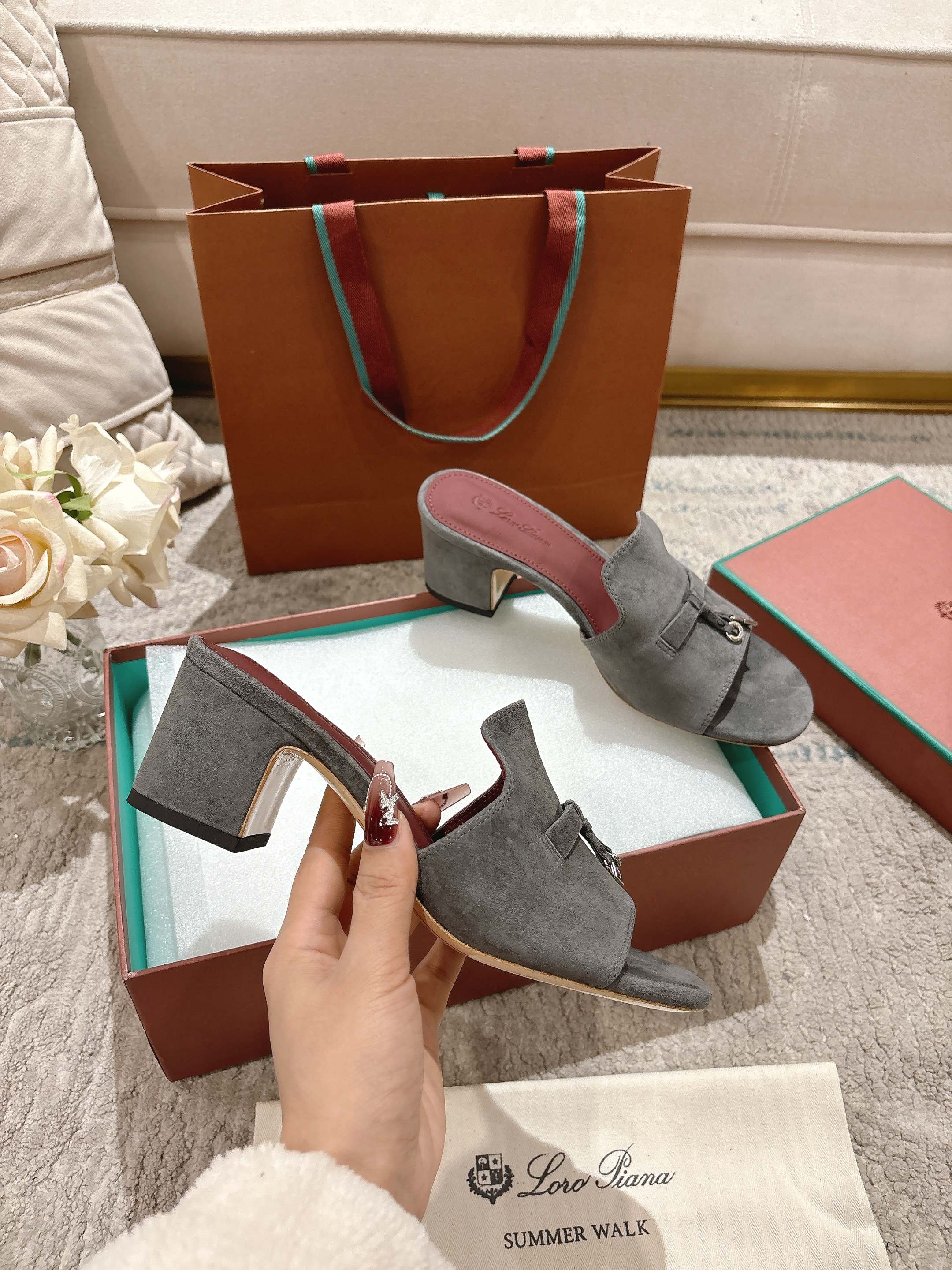 NO:240877,High-end (mainly multi-color) New product is available, same style of knitted sandals | Made of Wish Yangjing fabric | Upper is made of unique knitted fabric making process | Double-layer sheepskin, footbed silk sheepskin, all-round one-to-one recovery counter process flow | High-tech leather sole imported from Italy Original craft sole | Not a normal heavy rubber sole on the market Size33-42 size (33.34.41.42 customization) Super hot, slippers, slippers, sheepskin, sheep19860909高版本(主打多色)   新品发售,同款针织凉拖鞋｜采用 Wish 羊京面料制作｜鞋面采用独特针织面料制作工艺｜双层羊皮,垫脚丝绸羊皮,全方位一比一复原专柜工艺流程｜高工艺工艺流程｜意大利进口真皮底 原版工艺大底｜绝非市面普通笨重胶底 Size33-42码（33.34.41.42定制）超级超级火爆,拖鞋,slippers,sheepskin,sheep,Women's Shoes