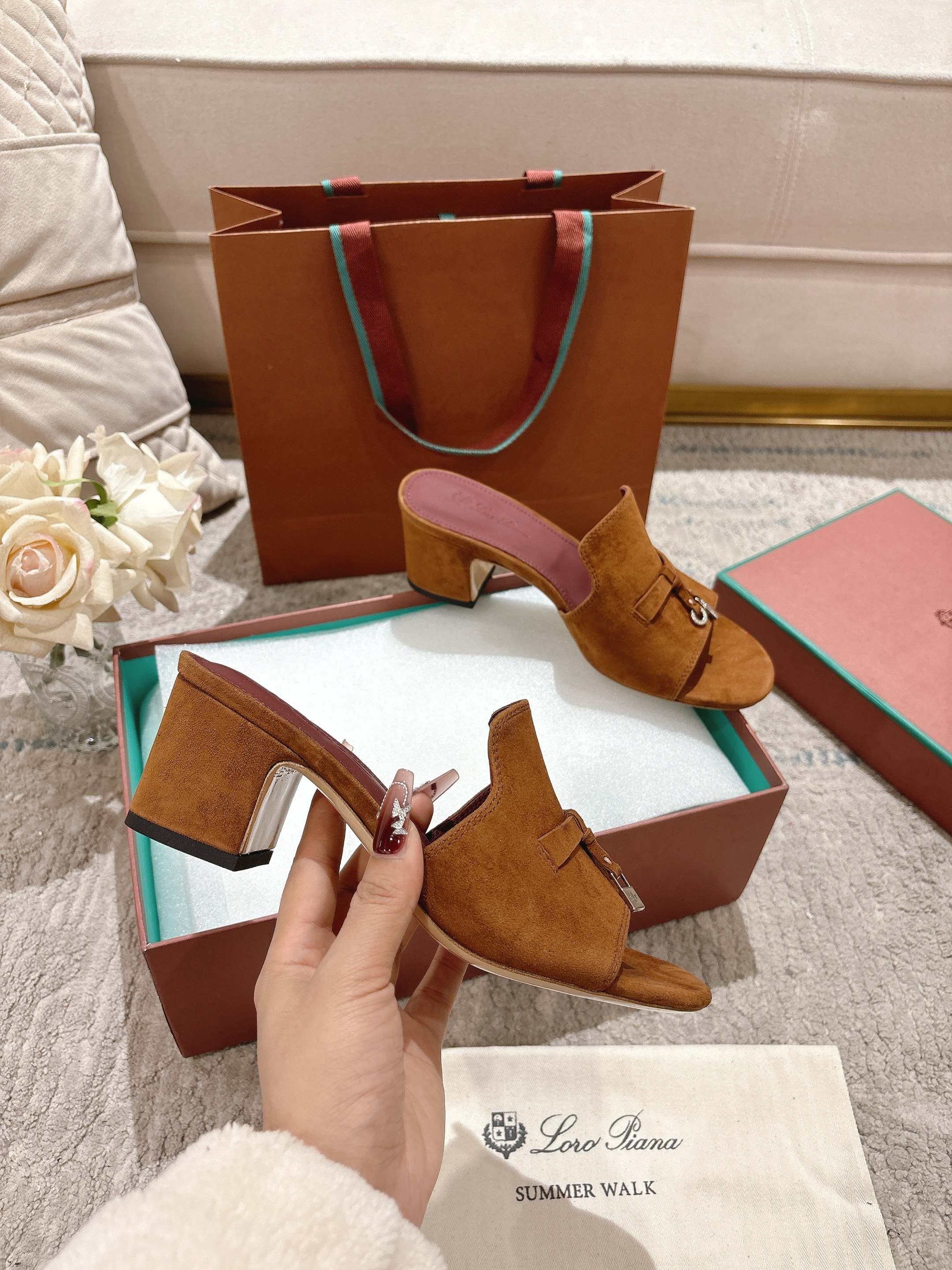 NO:240880,High-end (mainly multi-color) New product is available, same style of knitted sandals | Made of Wish Yangjing fabric | Upper is made of unique knitted fabric making process | Double-layer sheepskin, footbed silk sheepskin, all-round one-to-one recovery counter process flow | High-tech leather sole imported from Italy Original craft sole | Not a normal heavy rubber sole on the market Size33-42 size (33.34.41.42 customization) Super hot, slippers, slippers, sheepskin, sheep19860909高版本(主打多色)  新品发售,同款针织凉拖鞋｜采用 Wish 羊京面料制作｜鞋面采用独特针织面料制作工艺｜双层羊皮,垫脚丝绸羊皮,全方位一比一复原专柜工艺流程｜高工艺工艺流程｜意大利进口真皮底 原版工艺大底｜绝非市面普通笨重胶底 Size33-42码（33.34.41.42定制）超级超级火爆,拖鞋,slippers,sheepskin,sheep,Women's Shoes