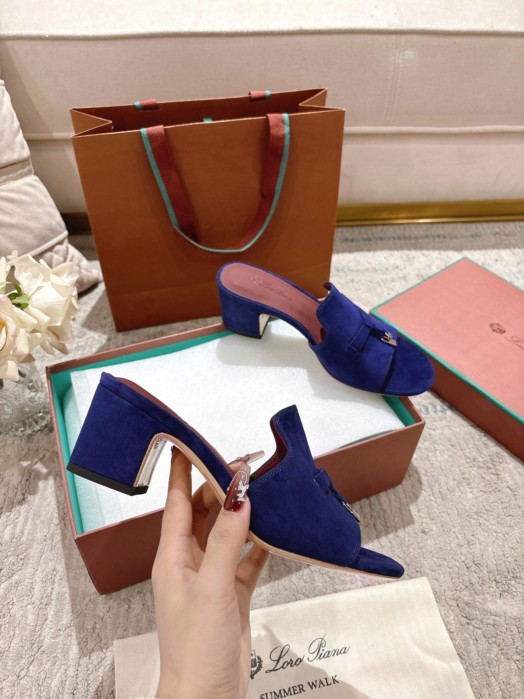 NO:254138,LP 55 sandals latest color matching same style knitted slippers | Made of Wish Yangjing fabric | Upper is made of unique knitted fabric making process | Double-layer sheepskin, footbed silk sheepskin, all-round one-to-one recovery counter process flow | High process flow | Imported genuine leather sole from Italy Original craftsmanship sole | Not a normal heavy rubber sole on the market Size33-42 size (33.34.41.42 customization), slippers, loro piano, slippers, sheep19860909LP 55凉拖最新配色  同款针织拖鞋｜采用 Wish 羊京面料制作｜鞋面采用独特针织面料制作工艺｜双层羊皮,垫脚丝绸羊皮,全方位一比一复原专柜工艺流程｜高工艺工艺流程｜意大利进口真皮底 原版工艺大底｜绝非市面普通笨重胶底 Size33-42码（33.34.41.42定制）,拖鞋,loro piana,slippers,sheepskin,sheep,Women's Shoes