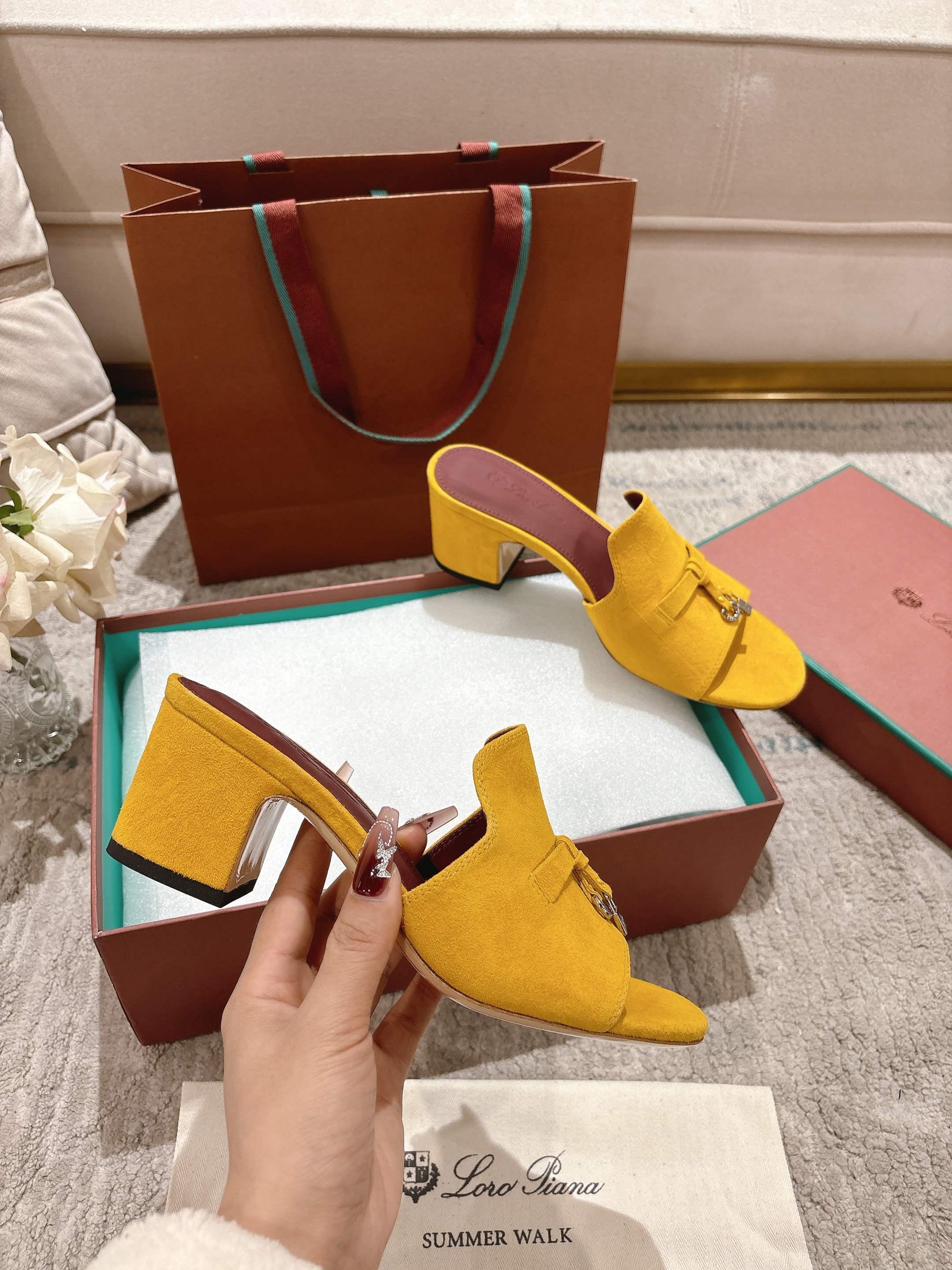 NO:240855,High-end (mainly multi-color) New product is available, same style of knitted sandals | Made of Wish Yangjing fabric | Upper is made of unique knitted fabric making process | Double-layer sheepskin, footbed silk sheepskin, all-round one-to-one recovery counter process flow | High-tech leather sole imported from Italy Original craft sole | Not a normal heavy rubber sole on the market Size33-42 size (33.34.41.42 customization) Super hot, slippers, slippers, sheepskin, sheep19860909高版本(主打多色)   新品发售,同款针织凉拖鞋｜采用 Wish 羊京面料制作｜鞋面采用独特针织面料制作工艺｜双层羊皮,垫脚丝绸羊皮,全方位一比一复原专柜工艺流程｜高工艺工艺流程｜意大利进口真皮底 原版工艺大底｜绝非市面普通笨重胶底 Size33-42码（33.34.41.42定制）超级超级火爆,拖鞋,slippers,sheepskin,sheep,Women's Shoes