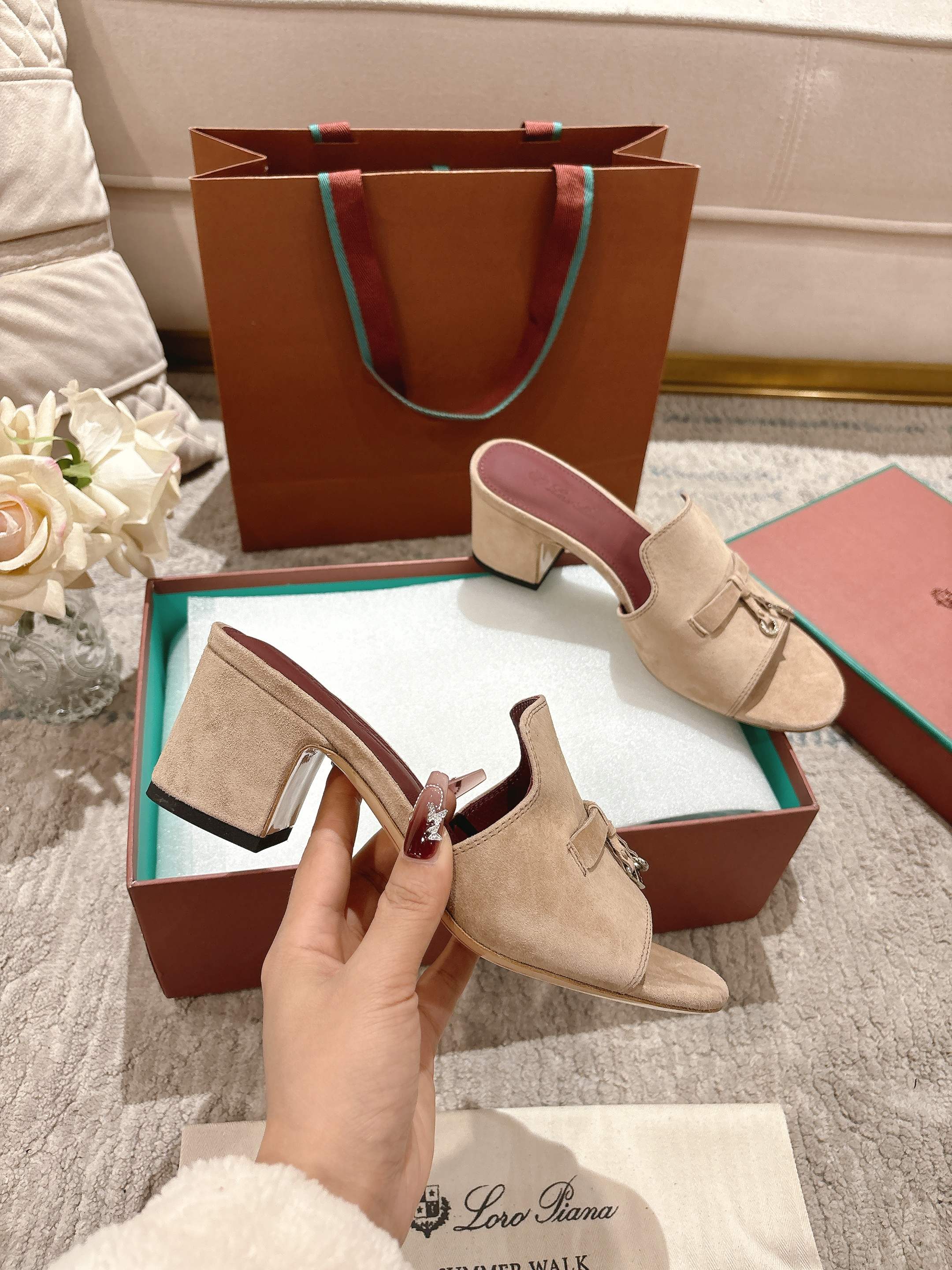 NO:240858,High-end (mainly multi-color) New product is available, same style of knitted sandals | Made of Wish Yangjing fabric | Upper is made of unique knitted fabric making process | Double-layer sheepskin, footbed silk sheepskin, all-round one-to-one recovery counter process flow | High-tech leather sole imported from Italy Original craft sole | Not a normal heavy rubber sole on the market Size33-42 size (33.34.41.42 customization) Super hot, slippers, slippers, sheepskin, sheep19860909高版本(主打多色)  新品发售,同款针织凉拖鞋｜采用 Wish 羊京面料制作｜鞋面采用独特针织面料制作工艺｜双层羊皮,垫脚丝绸羊皮,全方位一比一复原专柜工艺流程｜高工艺工艺流程｜意大利进口真皮底 原版工艺大底｜绝非市面普通笨重胶底 Size33-42码（33.34.41.42定制）超级超级火爆,拖鞋,slippers,sheepskin,sheep,Women's Shoes