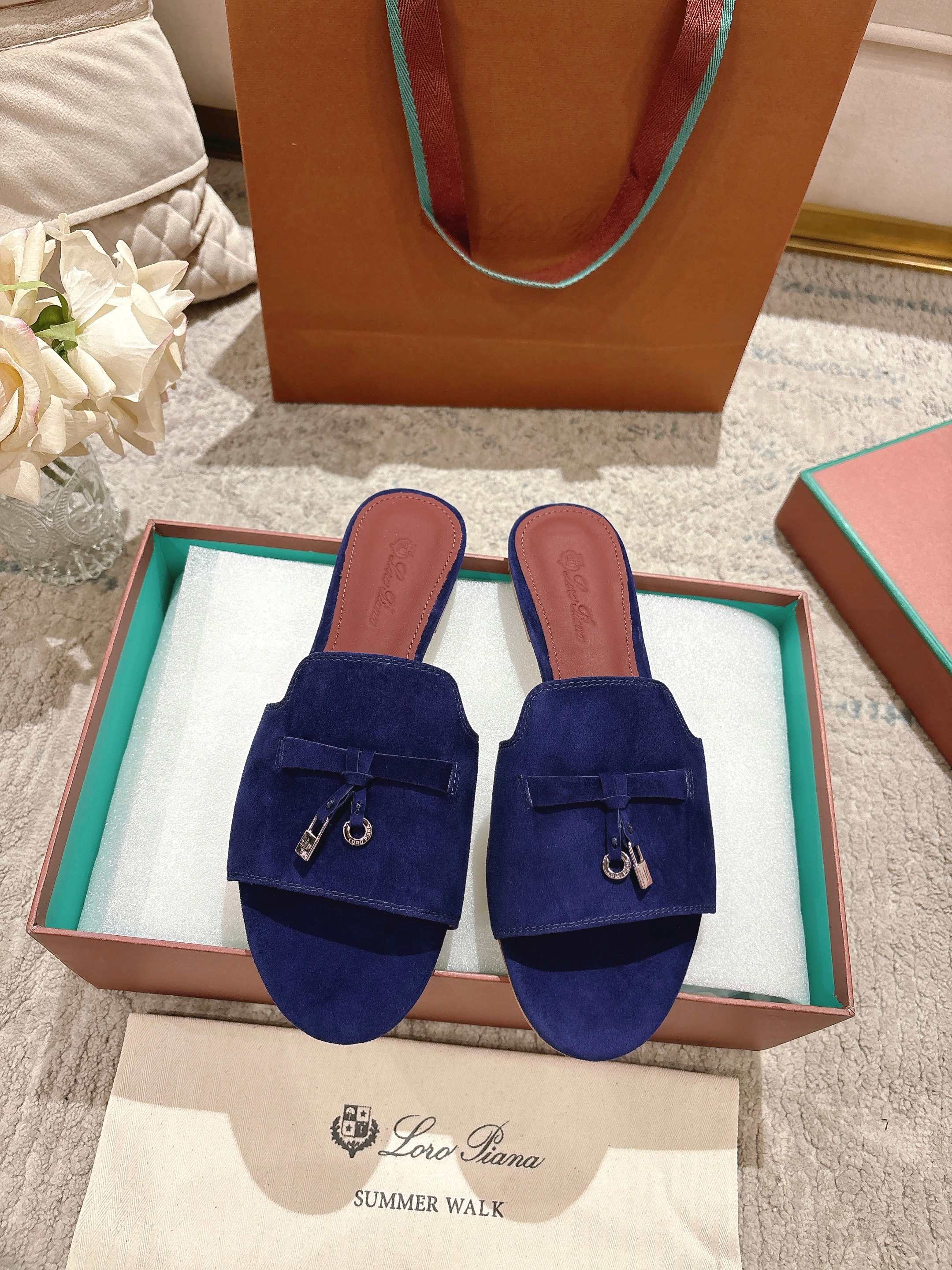 NO:240847,High-end (mainly multi-color) New product is available, same style of knitted slippers | Made of Wish Yangjing fabric | Upper is made of unique knitted fabric making process | Double-layer sheepskin, footbed silk sheepskin, all-round one-to-one recovery counter process flow | High-tech leather sole imported from Italy Original craft sole | Not a normal heavy rubber sole on the market Size33-42 size (33.34.41.42 customization) Super hot, slippers, slippers, sheepskin, sheep19860909高版本(主打多色)  新品发售,同款针织拖鞋｜采用 Wish 羊京面料制作｜鞋面采用独特针织面料制作工艺｜双层羊皮,垫脚丝绸羊皮,全方位一比一复原专柜工艺流程｜高工艺工艺流程｜意大利进口真皮底 原版工艺大底｜绝非市面普通笨重胶底 Size33-42码（33.34.41.42定制）超级超级火爆,拖鞋,slippers,sheepskin,sheep,Women's Shoes