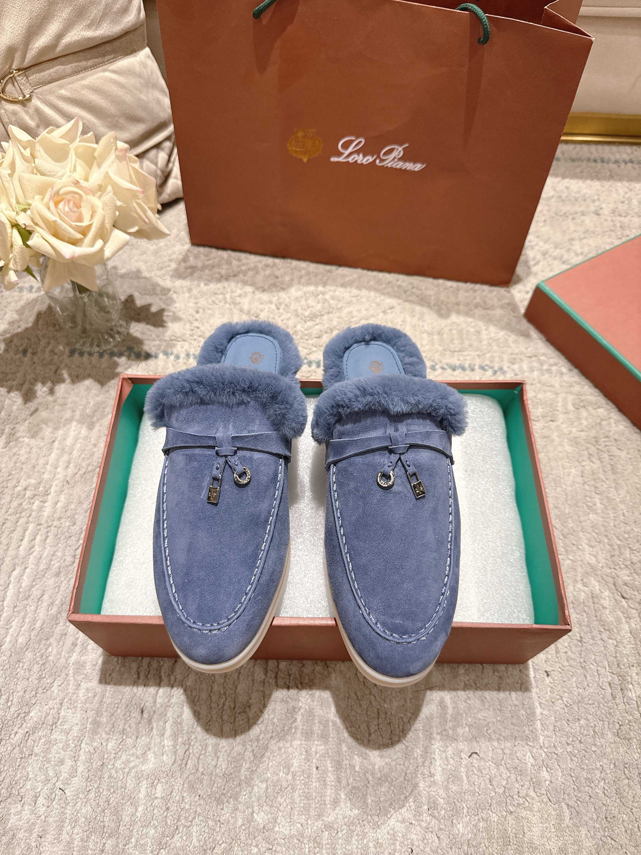 NO:560539,Men's 40 LP new product is on sale (unisex knitted rabbit fur slippers | Made of Wish sheepskin fabric | The upper is made of unique knitted fabric technology | The inner lining is all Mase rabbit fur, sheepskin/wool for the feet, all-round one-to-one restoration of the counter process | Highly difficult production process | Installed with the original open mold main color combination suction molding outsole | Definitely not the ordinary bulky rubber sole on the market  Women's 35～42 (customized at 41.42 for women) Men's 38～46 (customized at 38.45.46 for men), semi-slippers, loro piana, slippers, sheepskin19860909男款40 LP新品发售(男女同款针织兔毛拖鞋｜采用 Wish 羊皮面料制作｜鞋面采用独特针织面料制作工艺｜内里全真濑兔毛兔毛,垫脚羊皮/羊毛,全方位一比一复原专柜工艺流程｜高难度制作流程｜加装原版开模主色组合吸模工艺大底｜绝非市面普通笨重胶底 女款35～42（女41.42定制） 男款38～46（男款38.45.46定制）,半拖毛毛鞋,loro piana,slippers,sheepskin,Women's Shoes