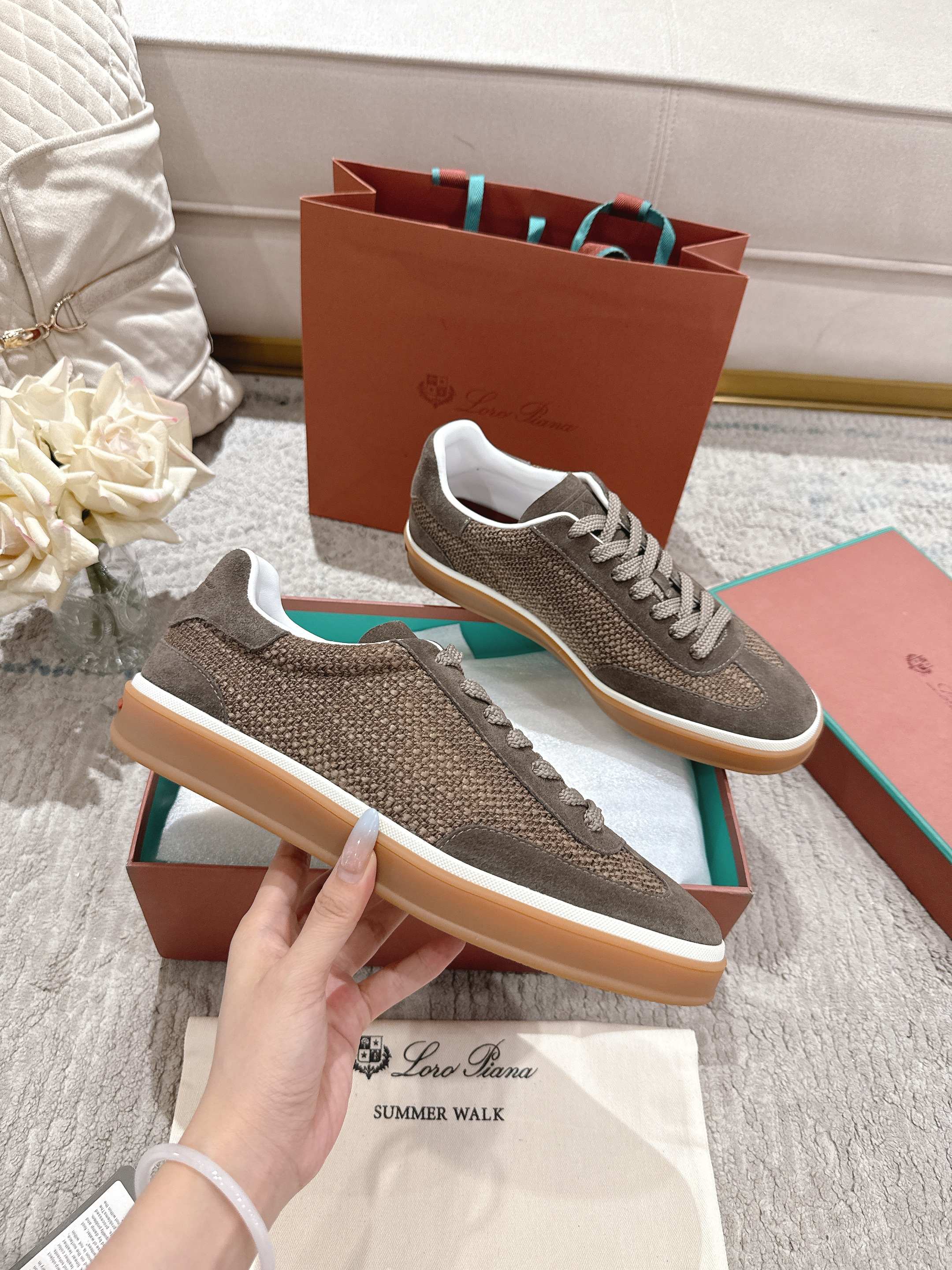 NO:561599,High version men's new product on sale (same as the official website, made of Wish super soft cowhide fabric | The upper is made of imported coarse cloth series/super soft cowhide fabric production process | The inner padding sheepskin, midsole sheepskin, all-round one-to-one restoration of the counter process | High-tech process | Wear-resistant rubber molded sole imported from Italy Original craft outsole | Definitely not an ordinary sole on the market Size 35-47 'Women's 35~41'  Men’s models 38 to 47” (women’s models 40 and 41 are customized, men’s models 45.46.47 are customized) super hot in spring, casual shoes/sports shoes, sneakers, cowhide, sheepskin19860909高版本  男 新品发售(官网同款,采用 Wish 超软牛皮面料制作｜鞋面采用进口粗布呢子系列/超柔牛皮面料制作工艺｜内里垫脚羊皮,中底羊皮,全方位一比一复原专柜工艺流程｜高工艺工艺流程｜意大利进口耐磨橡胶成型底 原版工艺大底｜绝非市面普通底 Size35-47码《女款35～41 男款38～47》（女款40 41属于定制 男款45.46.47属于定制）春季超级超级火爆,休闲鞋/运动鞋,sneakers,cowhide,sheepskin,Women's Shoes