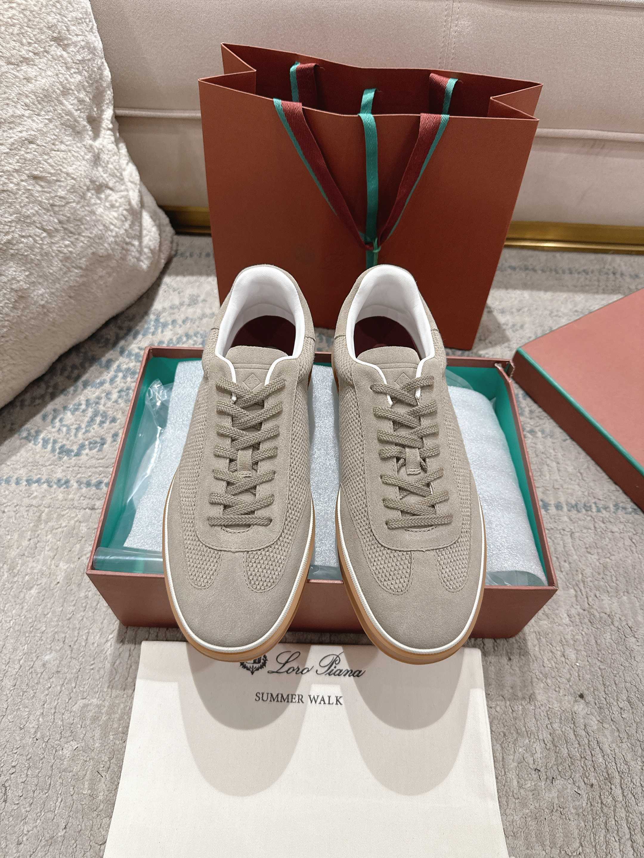 NO:725268,High version new product on sale (same as the official website, made of Wish super-soft cowhide fabric | The upper is made of imported coarse cloth series/super-soft cowhide fabric production process | The inner padding sheepskin, midsole sheepskin, all-round one-to-one restoration of the counter process | High-tech process | Wear-resistant rubber molded sole imported from Italy Original craft outsole | Definitely not an ordinary sole on the market Size 35-47 'Women's 35~41'  Men’s models 38 to 47” (women’s models 40 and 41 are customized, men’s models 45.46.47 are customized) super hot in spring, casual shoes/sports shoes, sneakers, cowhide, sheepskin19860909高版本  新品发售(官网同款,采用 Wish 超软牛皮面料制作｜鞋面采用进口粗布呢子系列/超柔牛皮面料制作工艺｜内里垫脚羊皮,中底羊皮,全方位一比一复原专柜工艺流程｜高工艺工艺流程｜意大利进口耐磨橡胶成型底 原版工艺大底｜绝非市面普通底 Size35-47码《女款35～41 男款38～47》（女款40 41属于定制 男款45.46.47属于定制）春季超级超级火爆,休闲鞋/运动鞋,sneakers,cowhide,sheepskin,Women's Shoes