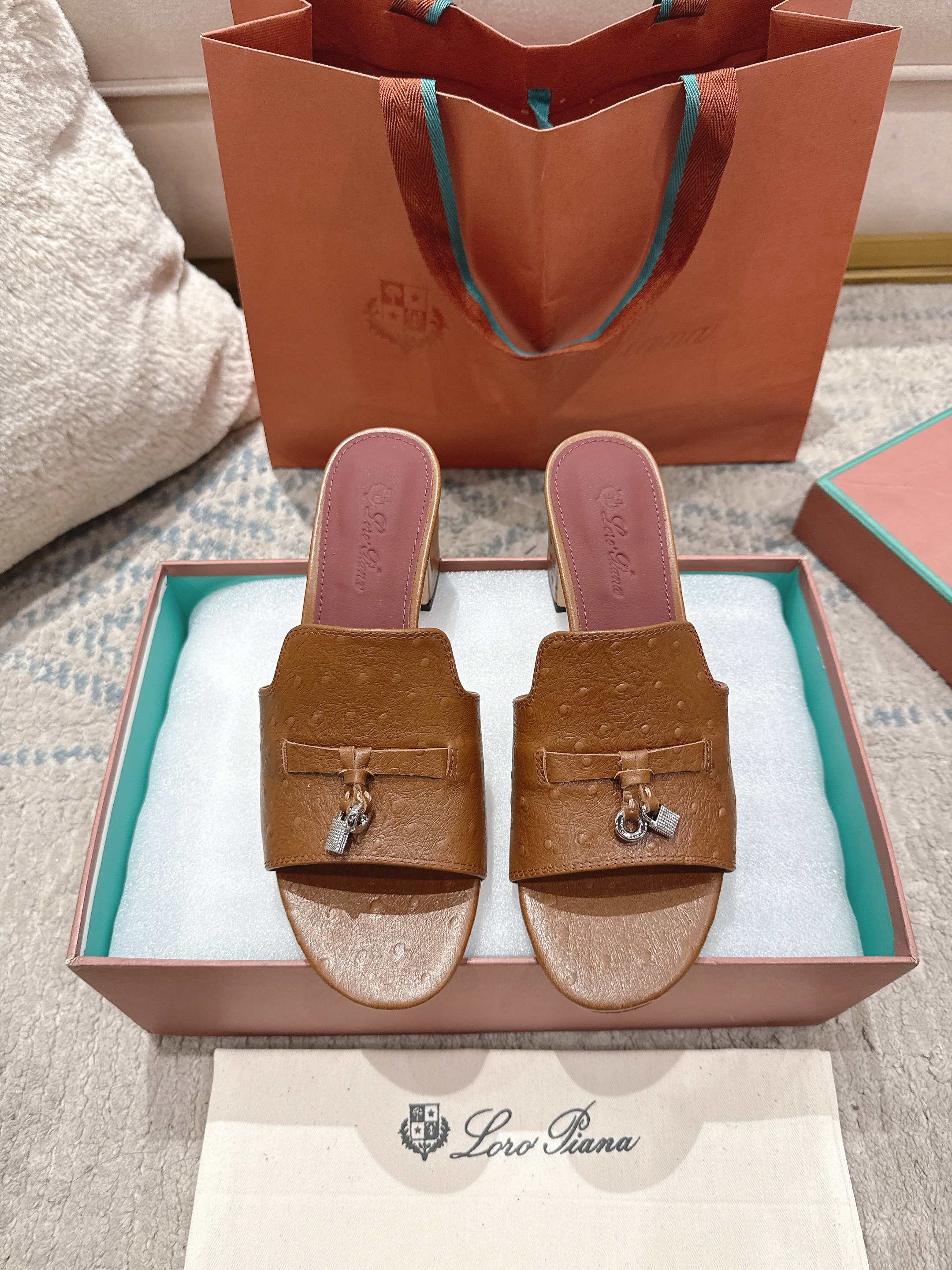 NO:814744,High version (mainly multi-color) new product on sale, the same style of ostrich pattern sandals | Made of Wish sheepskin ostrich pattern fabric | The upper is made of unique popular fabrics | Double-layer sheepskin, silk sheepskin for feet, all-round 1:1 restoration of the counter process | High-tech process | Italian imported genuine leather sole original craft outsole | definitely not the ordinary bulky rubber sole on the market  Size33-42 (33.34.41.42 customized) super super hot, slippers, slippers, sheepskin19860909高版本(主打多色)  新品发售,同款鸵鸟纹凉拖鞋｜采用 Wish 羊皮鸵鸟纹面料制作｜鞋面采用独特流行面料制作工艺｜双层羊皮,垫脚丝绸羊皮,全方位一比一复原专柜工艺流程｜高工艺工艺流程｜意大利进口真皮底 原版工艺大底｜绝非市面普通笨重胶底 Size33-42码（33.34.41.42定制）超级超级火爆,拖鞋,slippers,sheepskin,Women's Shoes