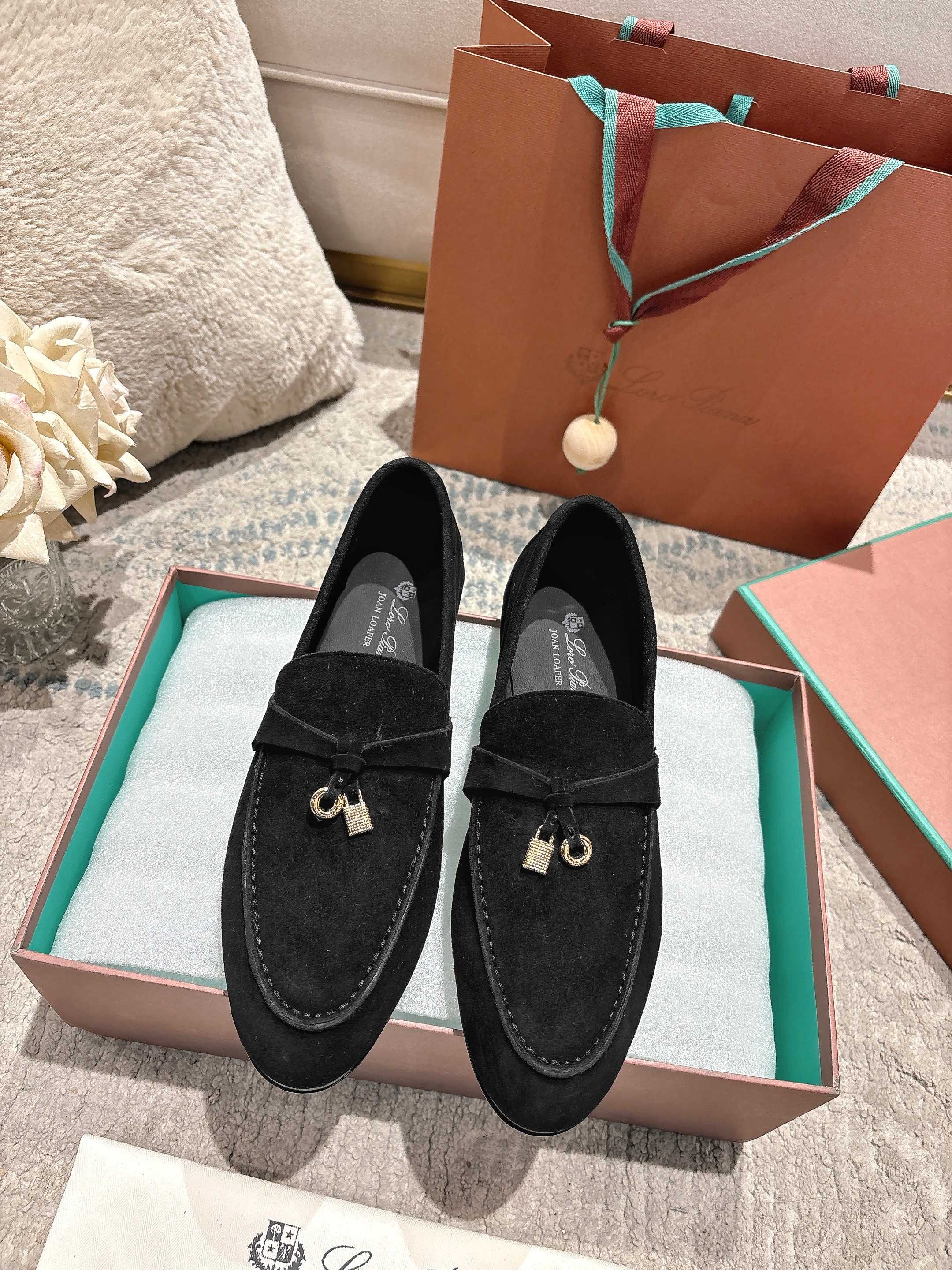 NO:814757,High version (mainly 12 colors) Ke color 2026 official website LP new product on sale Loro Piana (the same style as the official website flat shoes | Made of Wish Yangjing fabric | The upper is made of high-quality special sheepskin | Foot pad sheepskin, foot pad silk sheepskin, all-round one-to-one restoration of the counter process | High-tech process | Italian imported genuine leather sole Original craft outsole | Heel height 1.5cm  / Definitely not an ordinary bulky rubber sole on the market. Size women’s size 34-42 (customized at 40, 41.42) men’s size 38-46 (men’s size 38, customized at 45.46, non-returnable) Super super hot Women Men 310.00, loafers, loro piana, loro piana, loafers, sheepskin, sheep19860909高版本(主打12色) 克色 2026官网 LP新品发售Loro Piana(官网同款同款平底单鞋｜采用 Wish 羊京面料制作｜鞋面采用优质特级羊皮｜垫脚羊皮,垫脚丝绸羊皮,全方位一比一复原专柜工艺流程｜高工艺工艺流程｜意大利进口真皮底 原版工艺大底｜跟高1.5cm /绝非市面普通笨重胶底 Size女款34-42码（40,41.42定制）男款38—46（男38码,45.46定制不退换）超级超级火爆 女 男310.00,乐福鞋,loro piana,loro piana,loafers,sheepskin,sheep,Women's Shoes