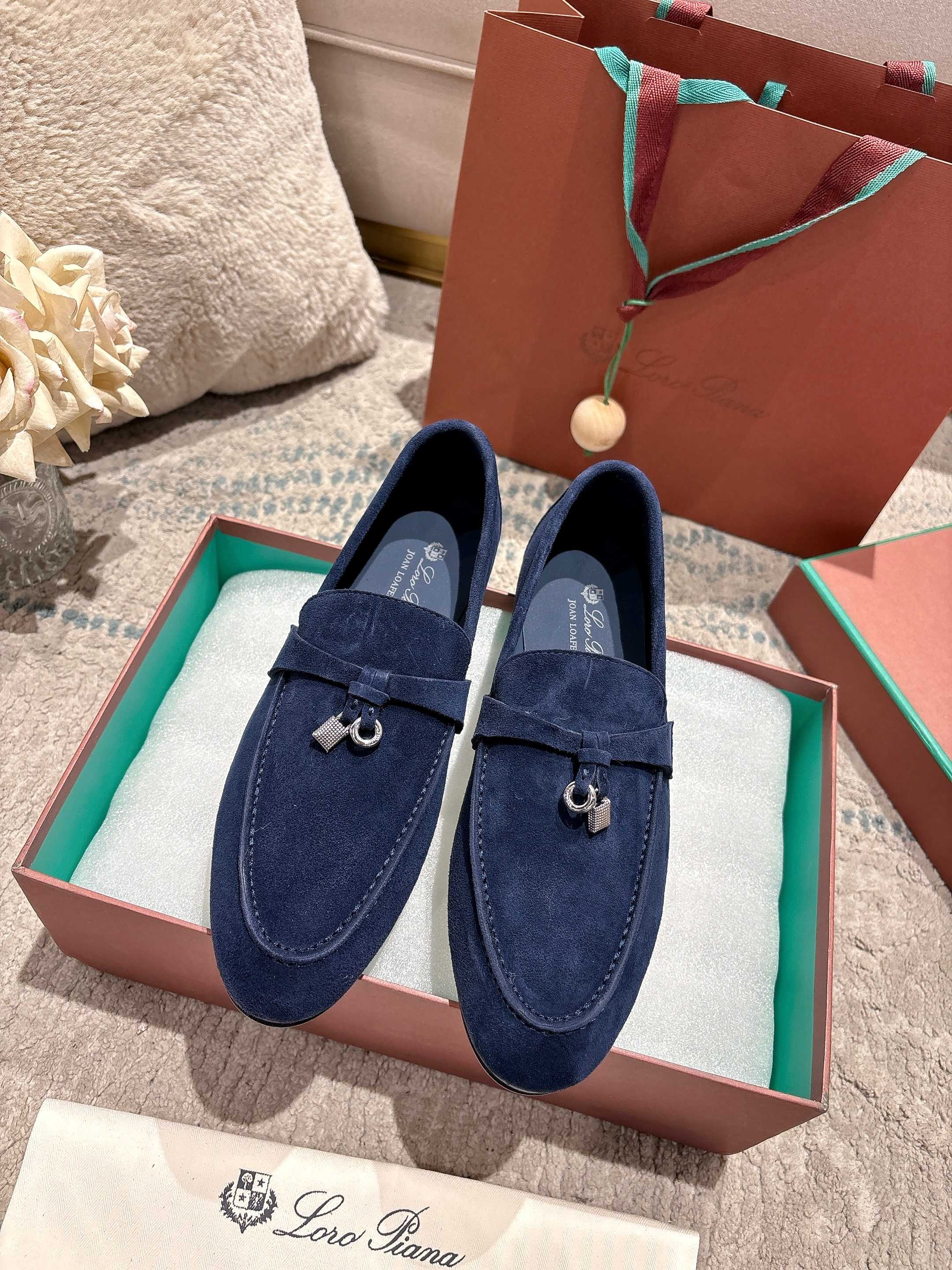 NO:814762,High version (mainly 12 colors) 2026 official website LP new product for sale Loro Piana (same style and same style flat shoes on the official website | Made of Wish Yangjing fabric | The upper is made of high-quality special sheepskin | Foot pad sheepskin, foot pad silk sheepskin, all-round one-to-one restoration of the counter process | High-tech process | Italian imported genuine leather sole Original craft outsole | Heel height 1.5cm  / Definitely not an ordinary bulky rubber sole on the market. Size women’s size 34-42 (customized at 40, 41.42) men’s size 38-46 (men’s size 38, customized at 45.46, non-returnable) Super super hot Women Men 310.00, loafers, loro piana, loro piana, loafers, sheepskin, sheep19860909高版本(主打12色) 2026官网 LP新品发售Loro Piana(官网同款同款平底单鞋｜采用 Wish 羊京面料制作｜鞋面采用优质特级羊皮｜垫脚羊皮,垫脚丝绸羊皮,全方位一比一复原专柜工艺流程｜高工艺工艺流程｜意大利进口真皮底 原版工艺大底｜跟高1.5cm /绝非市面普通笨重胶底 Size女款34-42码（40,41.42定制）男款38—46（男38码,45.46定制不退换）超级超级火爆 女 男310.00,乐福鞋,loro piana,loro piana,loafers,sheepskin,sheep,Women's Shoes
