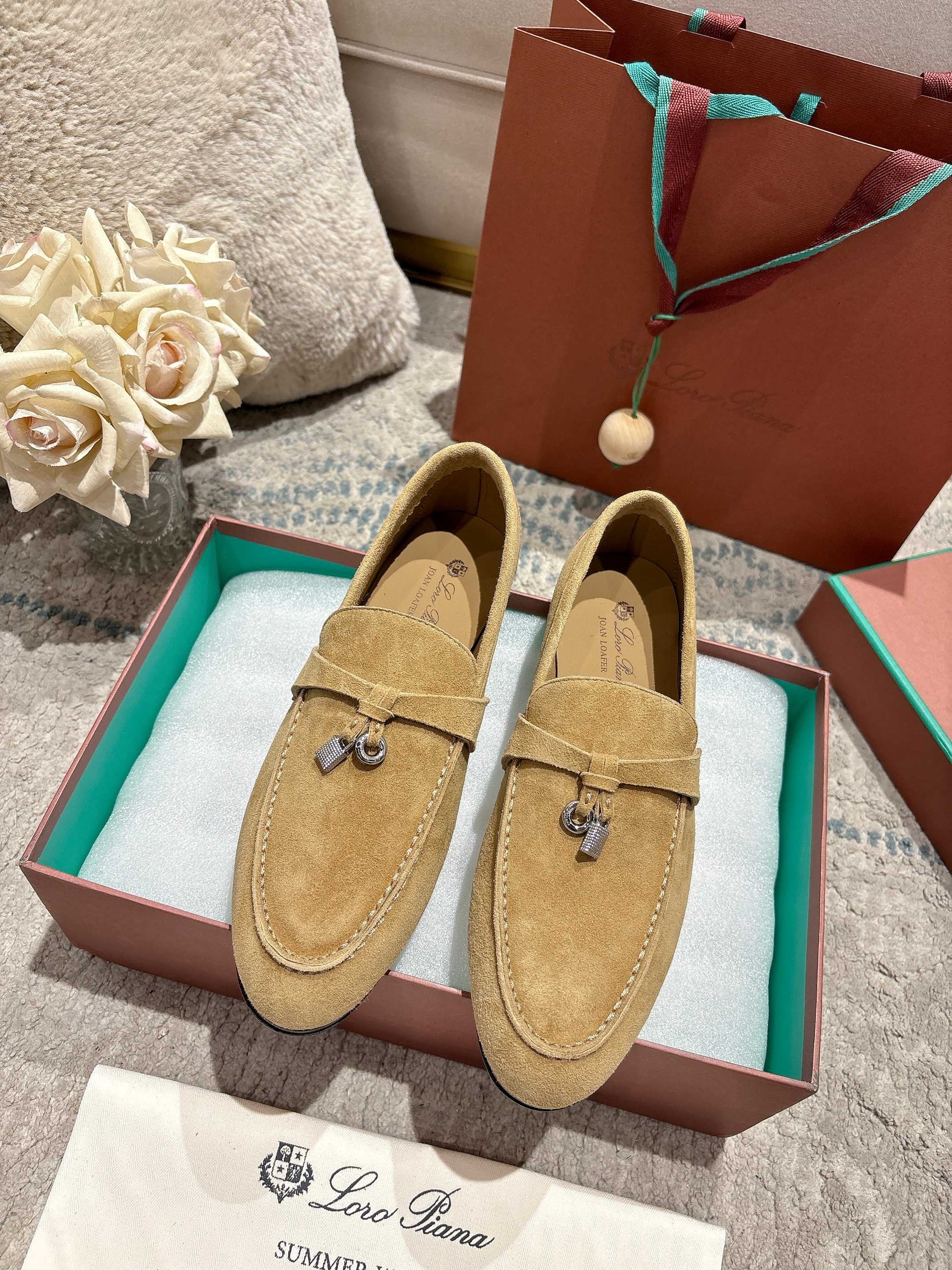 NO:814768,High version (mainly 12 colors) 2026 official website LP new product for sale Loro Piana (same style and same style flat shoes on the official website | Made of Wish Yangjing fabric | The upper is made of high-quality special sheepskin | Foot pad sheepskin, foot pad silk sheepskin, all-round one-to-one restoration of the counter process | High-tech process | Italian imported genuine leather sole Original craft outsole | Heel height 1.5cm  / Definitely not an ordinary bulky rubber sole on the market. Size women’s size 34-42 (customized at 40, 41.42) men’s size 38-46 (men’s size 38, customized at 45.46, non-returnable) Super super hot Women Men 310.00, loafers, loro piana, loro piana, loafers, sheepskin, sheep19860909高版本(主打12色) 2026官网 LP新品发售Loro Piana(官网同款同款平底单鞋｜采用 Wish 羊京面料制作｜鞋面采用优质特级羊皮｜垫脚羊皮,垫脚丝绸羊皮,全方位一比一复原专柜工艺流程｜高工艺工艺流程｜意大利进口真皮底 原版工艺大底｜跟高1.5cm /绝非市面普通笨重胶底 Size女款34-42码（40,41.42定制）男款38—46（男38码,45.46定制不退换）超级超级火爆 女 男310.00,乐福鞋,loro piana,loro piana,loafers,sheepskin,sheep,Women's Shoes