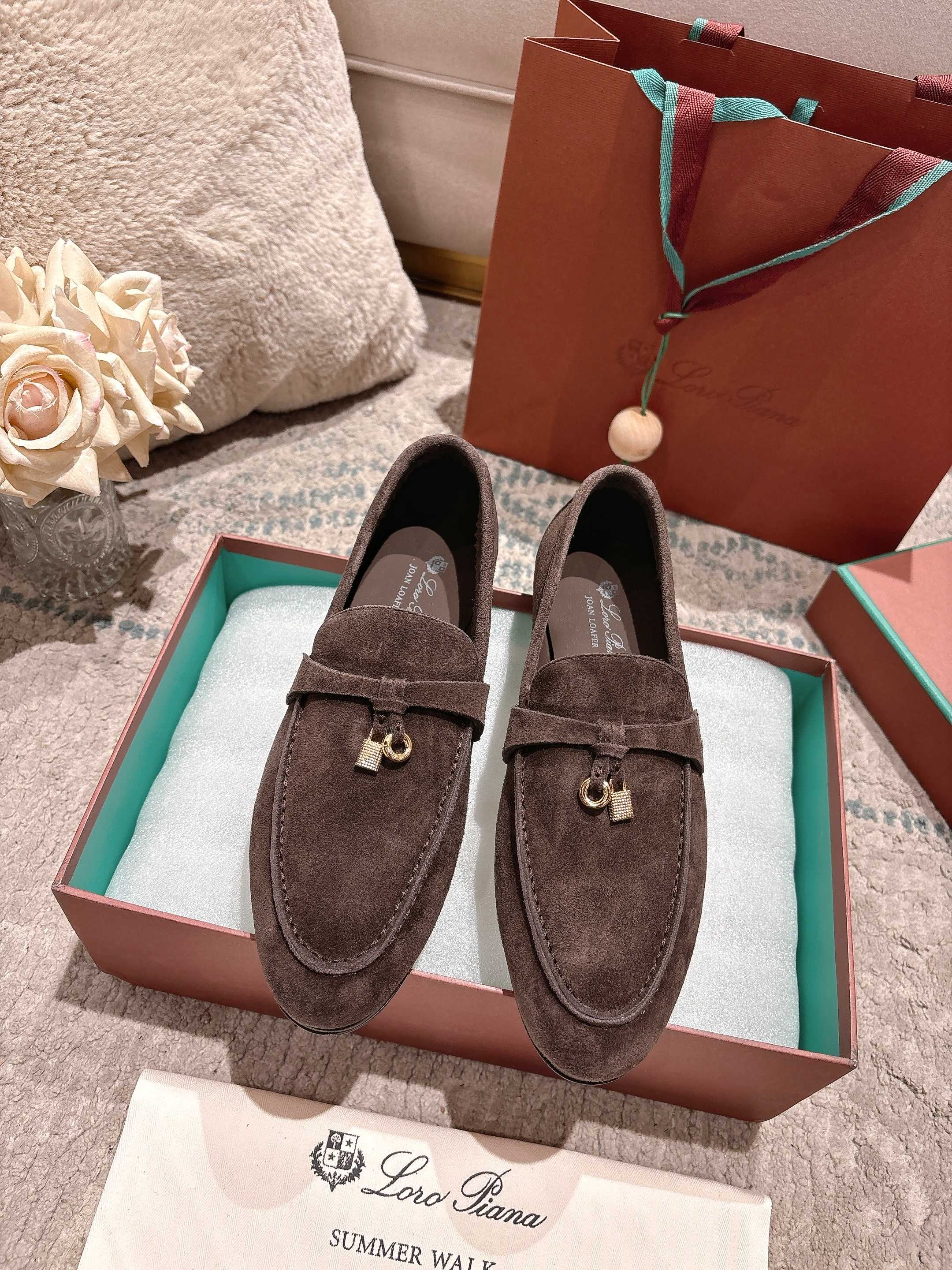 NO:814722,High version (mainly 12 colors) 2026 official website LP new product for sale Loro Piana (same style and same style flat shoes on the official website | Made of Wish Yangjing fabric | The upper is made of high-quality special sheepskin | Foot pad sheepskin, foot pad silk sheepskin, all-round one-to-one restoration of the counter process | High-tech process | Italian imported genuine leather sole Original craft outsole | Heel height 1.5cm  / Definitely not an ordinary bulky rubber sole on the market. Size women’s size 34-42 (customized at 40, 41.42) men’s size 38-46 (men’s size 38, customized at 45.46, non-returnable) Super super hot Women Men 310.00, loafers, loro piana, loro piana, loafers, sheepskin, sheep19860909高版本(主打12色) 2026官网 LP新品发售Loro Piana(官网同款同款平底单鞋｜采用 Wish 羊京面料制作｜鞋面采用优质特级羊皮｜垫脚羊皮,垫脚丝绸羊皮,全方位一比一复原专柜工艺流程｜高工艺工艺流程｜意大利进口真皮底 原版工艺大底｜跟高1.5cm /绝非市面普通笨重胶底 Size女款34-42码（40,41.42定制）男款38—46（男38码,45.46定制不退换）超级超级火爆 女 男310.00,乐福鞋,loro piana,loro piana,loafers,sheepskin,sheep,Women's Shoes