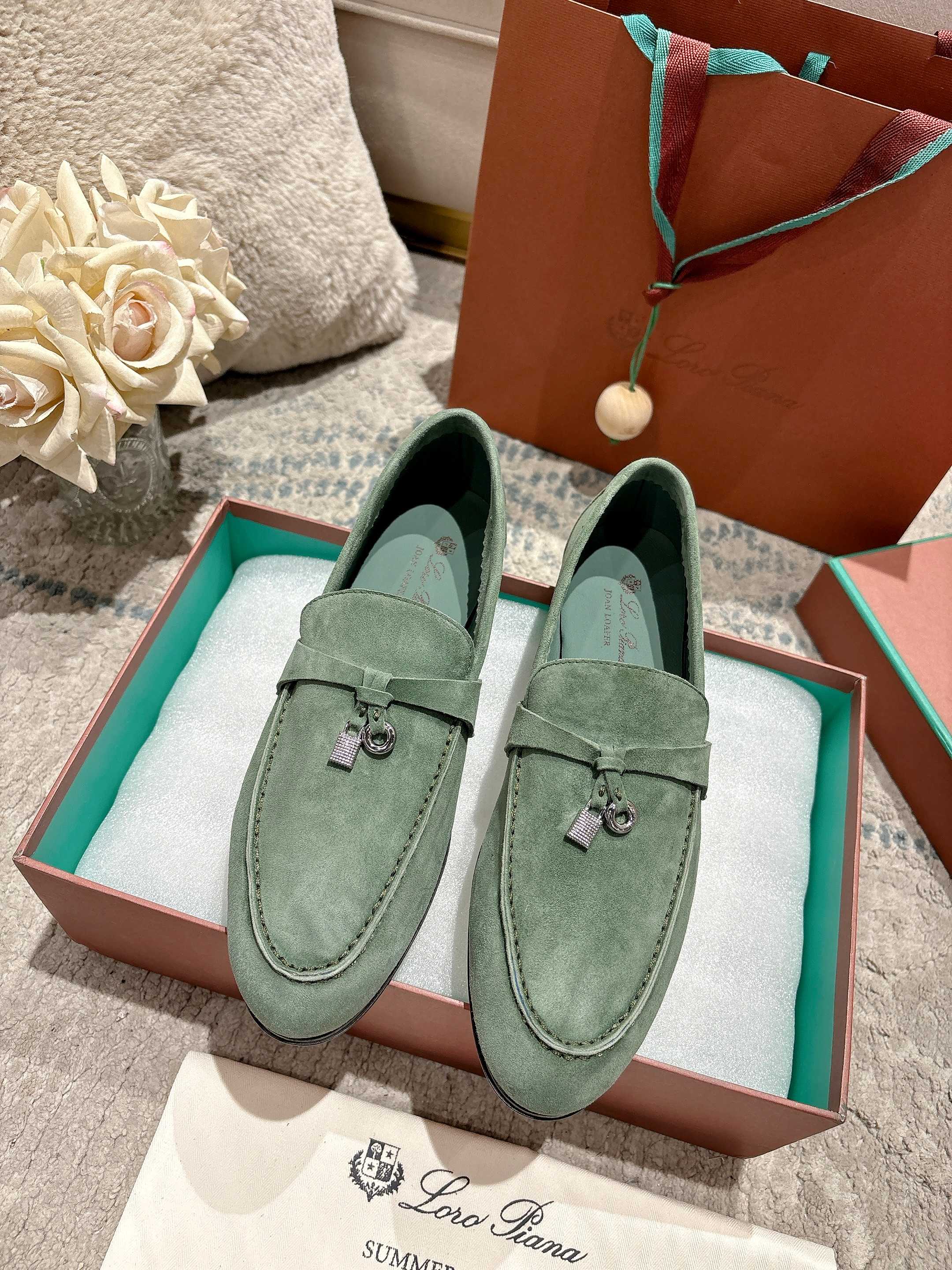 NO:814727,High version (mainly 12 colors) 2026 official website LP new product for sale Loro Piana (same style and same style flat shoes on the official website | Made of Wish Yangjing fabric | The upper is made of high-quality special sheepskin | Foot pad sheepskin, foot pad silk sheepskin, all-round one-to-one restoration of the counter process | High-tech process | Italian imported genuine leather sole Original craft outsole | Heel height 1.5cm  / Definitely not the ordinary bulky rubber soles on the market. Size women's size 34-42 (customized at 40, 41.42) men's size 38-46 (men's size 38, customized at 45.46, non-returnable) super super hot women men .00, loafers, loro piana, loro piana, loafers, sheepskin, sheep19860909高版本(主打12色) 2026官网 LP新品发售Loro Piana(官网同款同款平底单鞋｜采用 Wish 羊京面料制作｜鞋面采用优质特级羊皮｜垫脚羊皮,垫脚丝绸羊皮,全方位一比一复原专柜工艺流程｜高工艺工艺流程｜意大利进口真皮底 原版工艺大底｜跟高1.5cm /绝非市面普通笨重胶底 Size女款34-42码（40,41.42定制）男款38—46（男38码,45.46定制不退换）超级超级火爆 女 男 .00,乐福鞋,loro piana,loro piana,loafers,sheepskin,sheep,Women's Shoes