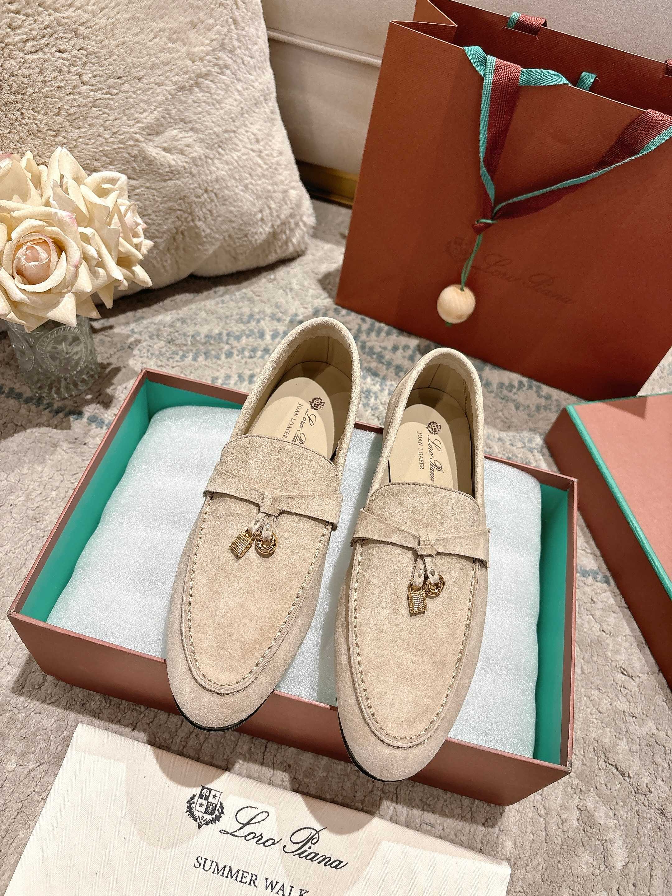 NO:814732,High version (mainly 12 colors) 2026 official website LP new product for sale Loro Piana (same style and same style flat shoes on the official website | Made of Wish Yangjing fabric | The upper is made of high-quality special sheepskin | Foot pad sheepskin, foot pad silk sheepskin, all-round one-to-one restoration of the counter process | High-tech process | Italian imported genuine leather sole Original craft outsole | Heel height 1.5cm  / Definitely not an ordinary bulky rubber sole on the market. Size women’s size 34-42 (customized at 40, 41.42) men’s size 38-46 (men’s size 38, customized at 45.46, non-returnable) Super super hot Women Men 310.00, loafers, loro piana, loro piana, loafers, sheepskin, sheep19860909高版本(主打12色) 2026官网 LP新品发售Loro Piana(官网同款同款平底单鞋｜采用 Wish 羊京面料制作｜鞋面采用优质特级羊皮｜垫脚羊皮,垫脚丝绸羊皮,全方位一比一复原专柜工艺流程｜高工艺工艺流程｜意大利进口真皮底 原版工艺大底｜跟高1.5cm /绝非市面普通笨重胶底 Size女款34-42码（40,41.42定制）男款38—46（男38码,45.46定制不退换）超级超级火爆 女 男310.00,乐福鞋,loro piana,loro piana,loafers,sheepskin,sheep,Women's Shoes