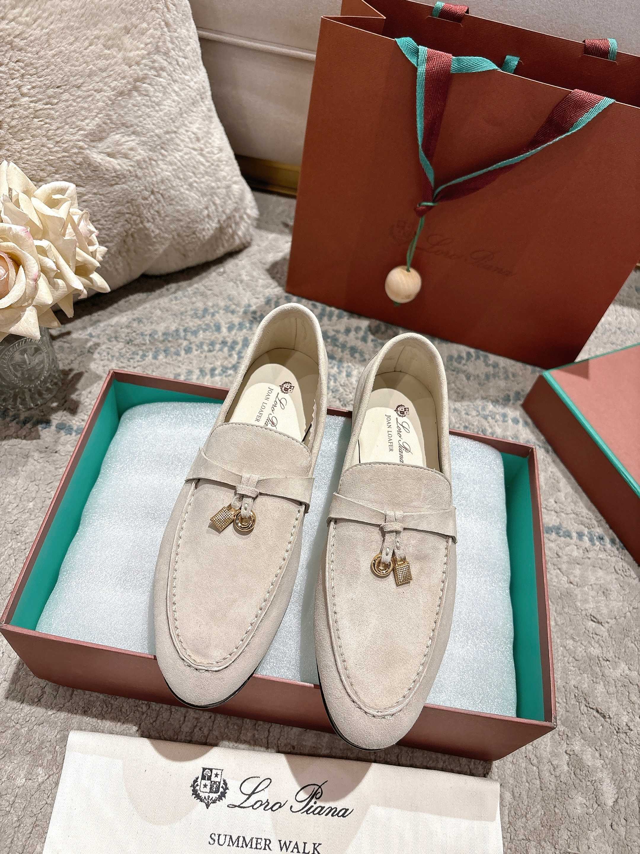NO:814737,High version (mainly 12 colors) 2026 new color series 2026 official website LP new product on sale Loro Piana (same style and same style as the official website) | Made of Wish Yangjing fabric | The upper is made of high-quality special sheepskin | Foot pad sheepskin, foot pad silk sheepskin, all-round one-to-one restoration of the counter process | High-tech process | Italian imported genuine leather sole  Original craft outsole | Heel height 1.5cm / definitely not the ordinary bulky rubber sole on the market. Size women's size 34-42 (customized at 40, 41.42) men's size 38-46 (men's size 38, customized at 45.46, non-returnable) Super super hot Women Men 310.00, loafers, loro piana, loro piana, loafers, sheepskin, sheep19860909高版本(主打12色) 2026新加色系 2026官网 LP新品发售Loro Piana(官网同款同款平底单鞋｜采用 Wish 羊京面料制作｜鞋面采用优质特级羊皮｜垫脚羊皮,垫脚丝绸羊皮,全方位一比一复原专柜工艺流程｜高工艺工艺流程｜意大利进口真皮底 原版工艺大底｜跟高1.5cm /绝非市面普通笨重胶底 Size女款34-42码（40,41.42定制）男款38—46（男38码,45.46定制不退换）超级超级火爆 女 男310.00,乐福鞋,loro piana,loro piana,loafers,sheepskin,sheep,Women's Shoes