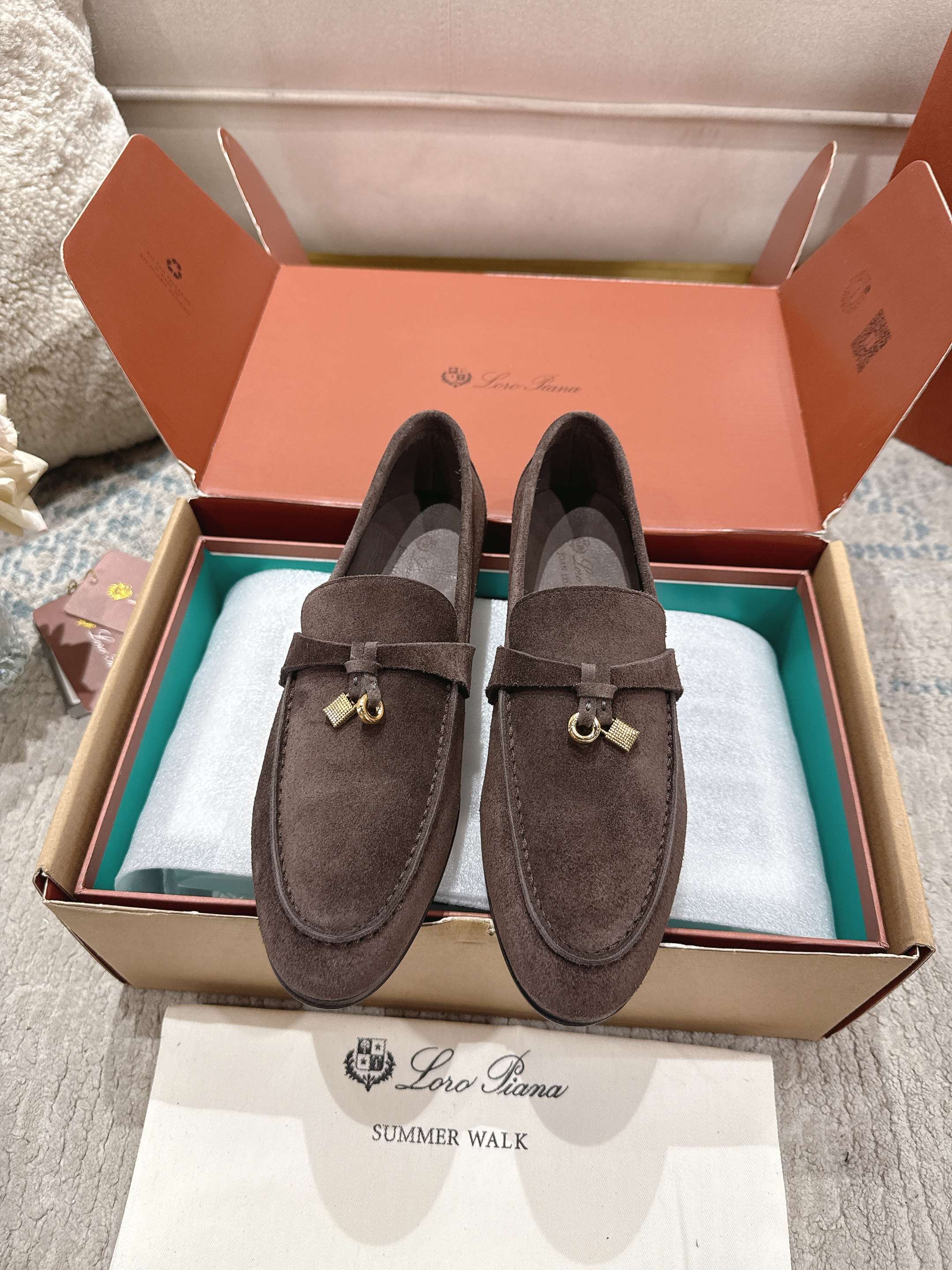 NO:722941,Top version of women's model (with airplane box) men's model 400 2026 official website LP new product on sale Loro Piana (same style and same style as the official website) | Made of Wish calf first-layer suede | The upper is made of high-quality special calf first-layer suede |  Original craft outsole｜Heel height 1.5cm/Not the ordinary bulky rubber sole on the market. Size women's size 34-42 (customized at 40, 41.42) men's size 38-46 (men's size 38, customized at 45.46, non-returnable) Super super hot, loafers, loro piana, loro piana, loafers19860909顶级版本女款(带飞机盒)男款400 2026官网 LP新品发售Loro Piana(官网同款同款平底单鞋｜采用 Wish 小牛头层绒面制作｜鞋面采用优质特级小牛头层绒面｜垫脚小牛头层,全方位一比一复原专柜工艺流程｜高工艺工艺流程｜意大利进口真皮底 原版工艺大底｜跟高1.5cm /绝非市面普通笨重胶底 Size女款34-42码（40,41.42定制）男款38—46（男38码,45.46定制不退换）超级超级火爆,乐福鞋,loro piana,loro piana,loafers,Women's Shoes