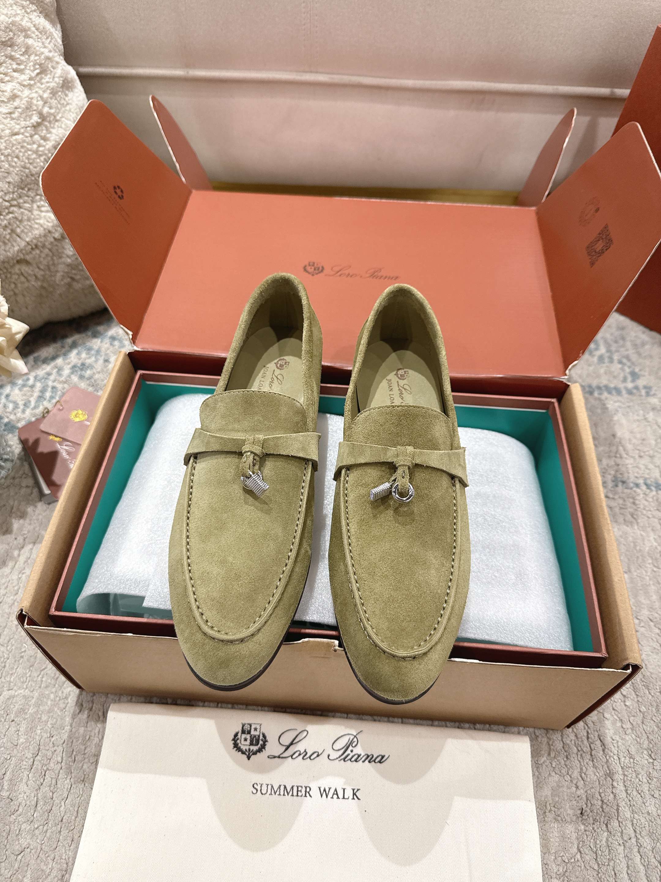 NO:722946,Top version women's model (with airplane case) Men's model 400 2026 official website LP new product on sale Loro Piana (the same style as the official website flat shoes | Made of Wish calf top layer suede | The upper is made of high-quality special calf top layer suede |  Original craft outsole｜Heel height 1.5cm/Not the ordinary bulky rubber sole on the market. Size women's size 34-42 (customized at 40, 41.42) men's size 38-46 (men's size 38, customized at 45.46, non-returnable) Super super hot, loafers, loro piana, loro piana, loafers19860909顶级版本女款(带飞机盒) 男款400 2026官网 LP新品发售Loro Piana(官网同款同款平底单鞋｜采用 Wish 小牛头层绒面制作｜鞋面采用优质特级小牛头层绒面｜垫脚小牛头层,全方位一比一复原专柜工艺流程｜高工艺工艺流程｜意大利进口真皮底 原版工艺大底｜跟高1.5cm /绝非市面普通笨重胶底 Size女款34-42码（40,41.42定制）男款38—46（男38码,45.46定制不退换）超级超级火爆,乐福鞋,loro piana,loro piana,loafers,Women's Shoes