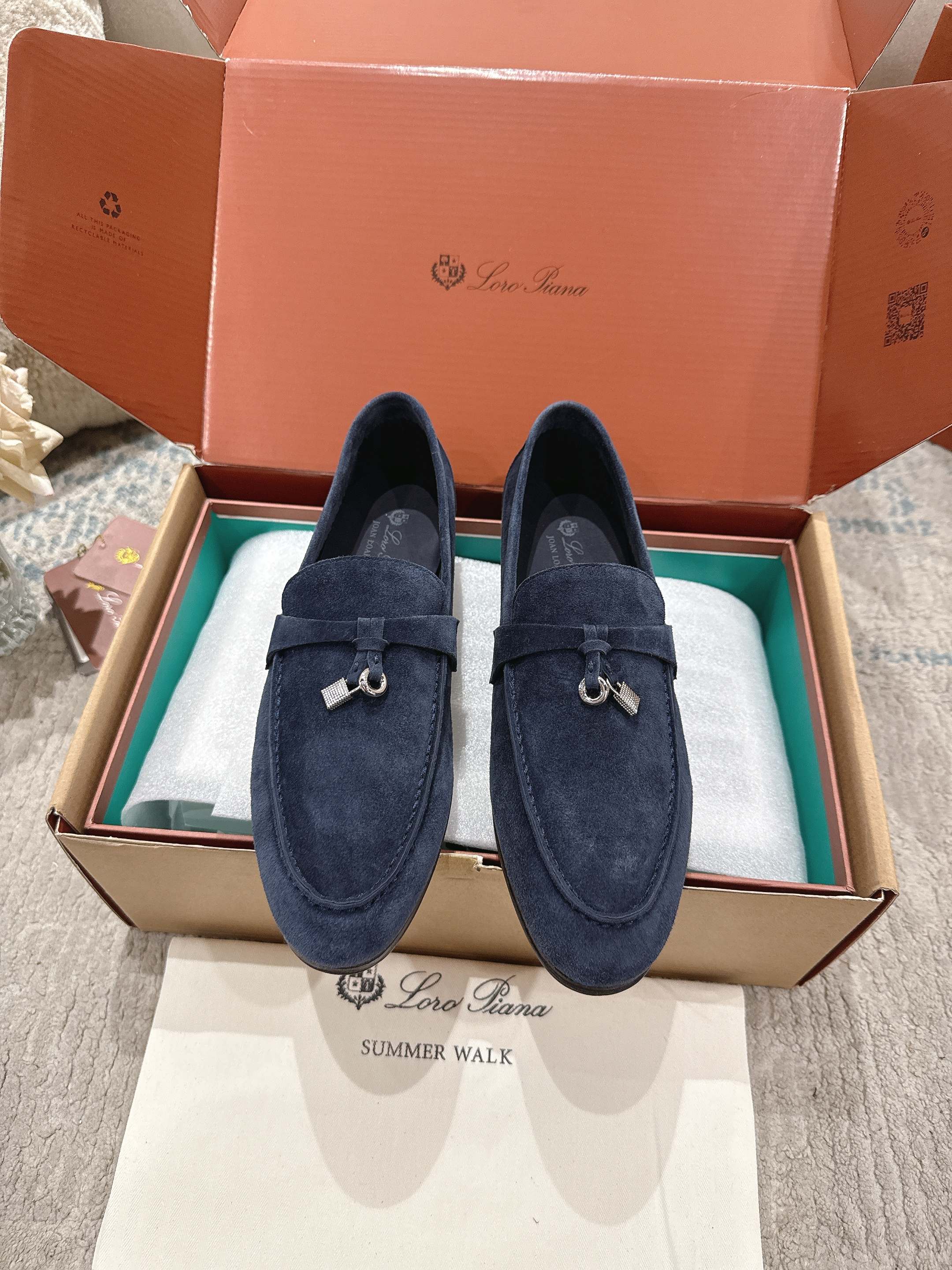 NO:722952,Top version of women's model (with airplane box) men's model 400 2026 official website LP new product on sale Loro Piana (same style and same style as the official website) | Made of Wish calf first-layer suede | The upper is made of high-quality special calf first-layer suede |  Original craft outsole｜Heel height 1.5cm/Not the ordinary bulky rubber sole on the market. Size women's size 34-42 (customized at 40, 41.42) men's size 38-46 (men's size 38, customized at 45.46, non-returnable) Super super hot, loafers, loro piana, loro piana, loafers19860909顶级版本女款(带飞机盒)男款400 2026官网 LP新品发售Loro Piana(官网同款同款平底单鞋｜采用 Wish 小牛头层绒面制作｜鞋面采用优质特级小牛头层绒面｜垫脚小牛头层,全方位一比一复原专柜工艺流程｜高工艺工艺流程｜意大利进口真皮底 原版工艺大底｜跟高1.5cm /绝非市面普通笨重胶底 Size女款34-42码（40,41.42定制）男款38—46（男38码,45.46定制不退换）超级超级火爆,乐福鞋,loro piana,loro piana,loafers,Women's Shoes