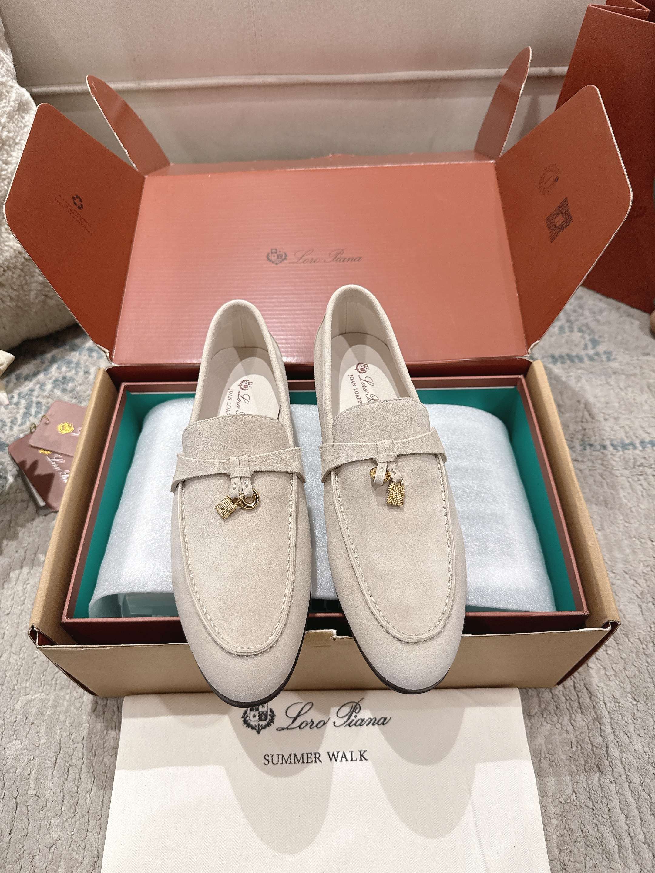 NO:814746,Top version women's model (with airplane box) 2026 official website LP new product on sale Loro Piana (same model and same style as the official website) | Made of Wish calf top layer suede | The upper is made of high-quality special calf top layer suede |  / Definitely not the ordinary bulky rubber soles on the market. Size women's size 34-42 (customized at 40, 41.42) men's size 38-46 (men's size 38, customized at 45.46, non-returnable) super super hot women, men, loafers, loro piana, loro piana, loafers19860909顶级版本女款(带飞机盒) 2026官网 LP新品发售Loro Piana(官网同款同款平底单鞋｜采用 Wish 小牛头层绒面制作｜鞋面采用优质特级小牛头层绒面｜垫脚小牛头层,全方位一比一复原专柜工艺流程｜高工艺工艺流程｜意大利进口真皮底 原版工艺大底｜跟高1.5cm /绝非市面普通笨重胶底 Size女款34-42码（40,41.42定制）男款38—46（男38码,45.46定制不退换）超级超级火爆 女,男,乐福鞋,loro piana,loro piana,loafers,Women's Shoes